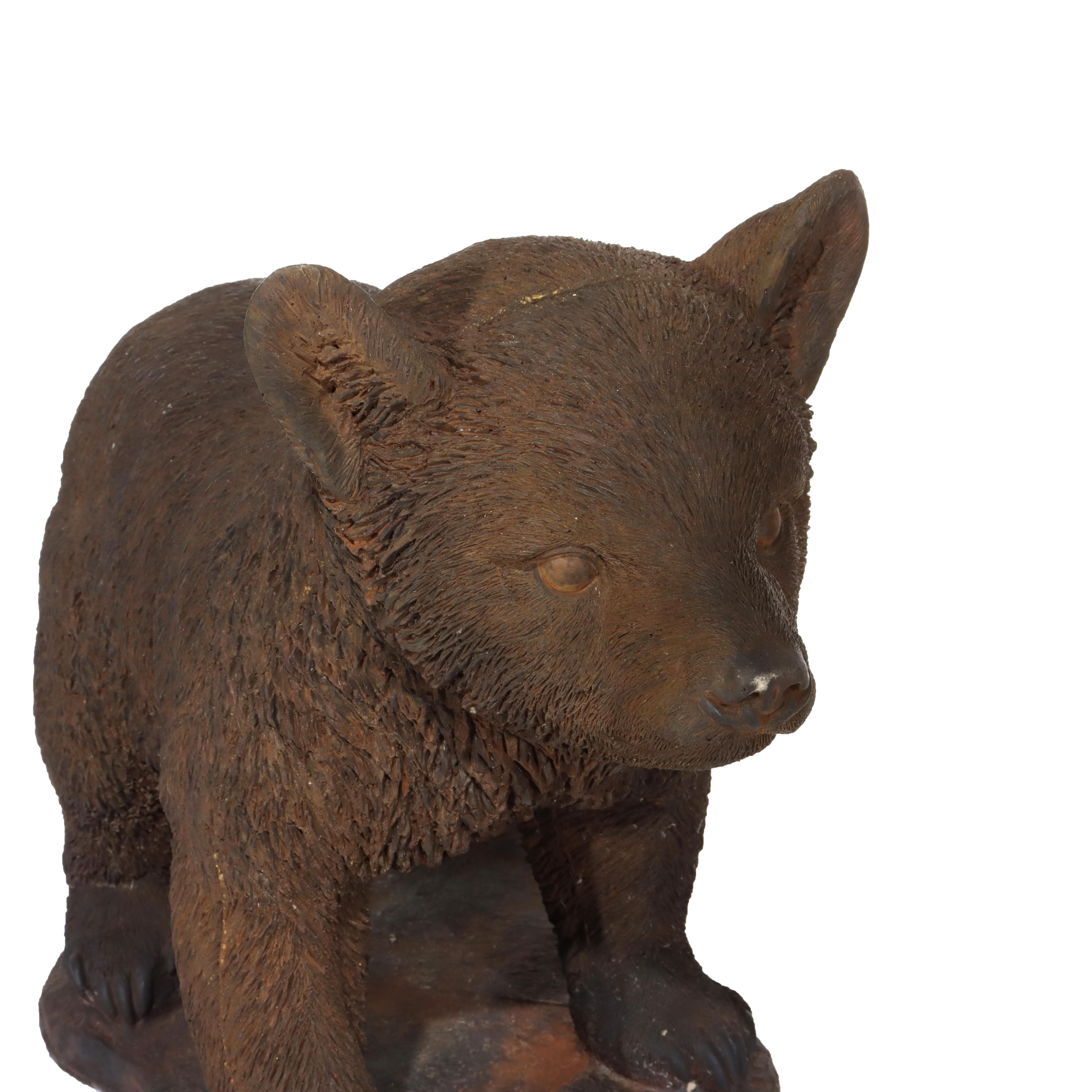 Scultura da giardino a forma di cucciolo d'orso in pietra fusa bronzata del XX secolo In condizioni buone in vendita a Big Flats, NY