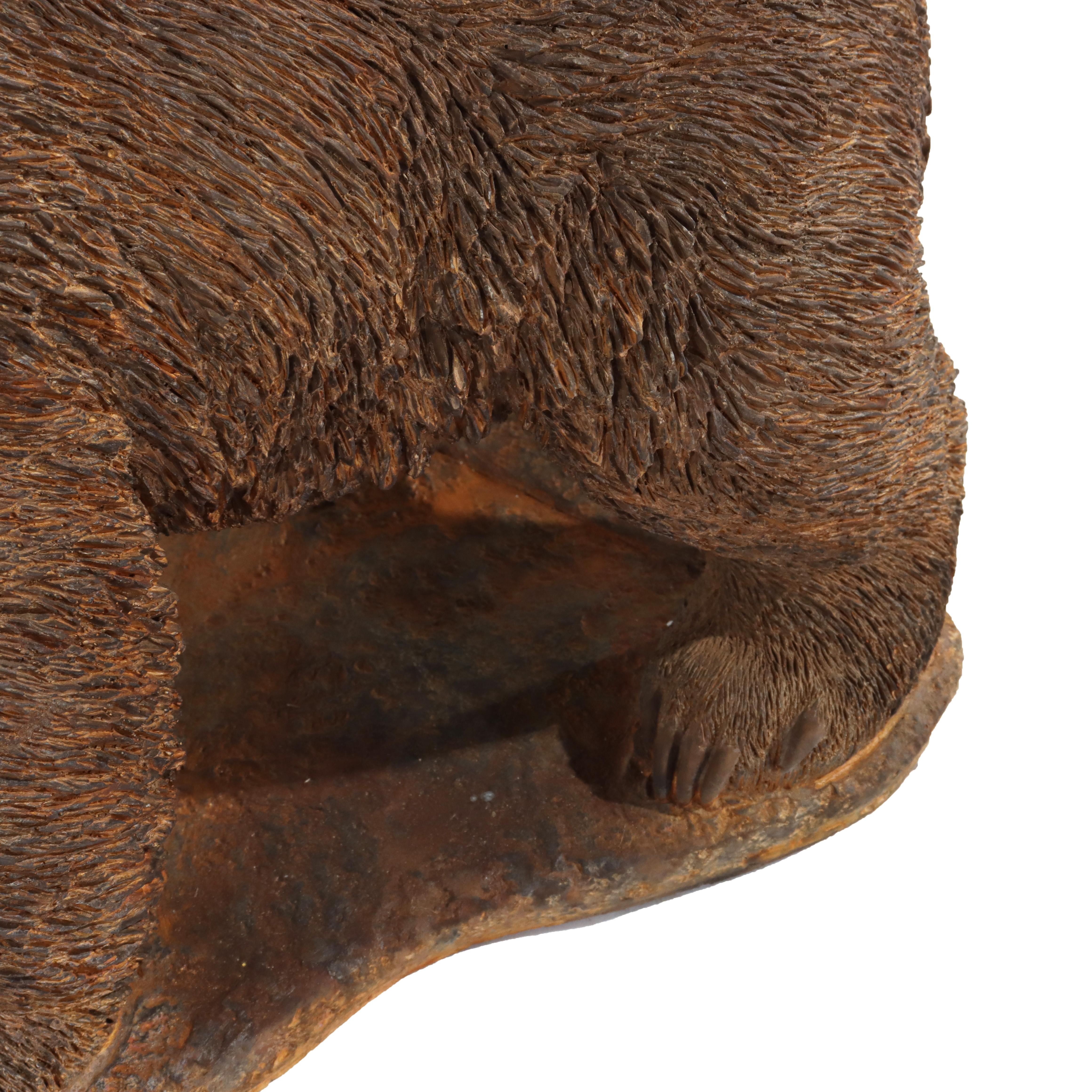 Scultura da giardino a forma di cucciolo d'orso in pietra fusa bronzata del XX secolo in vendita 1