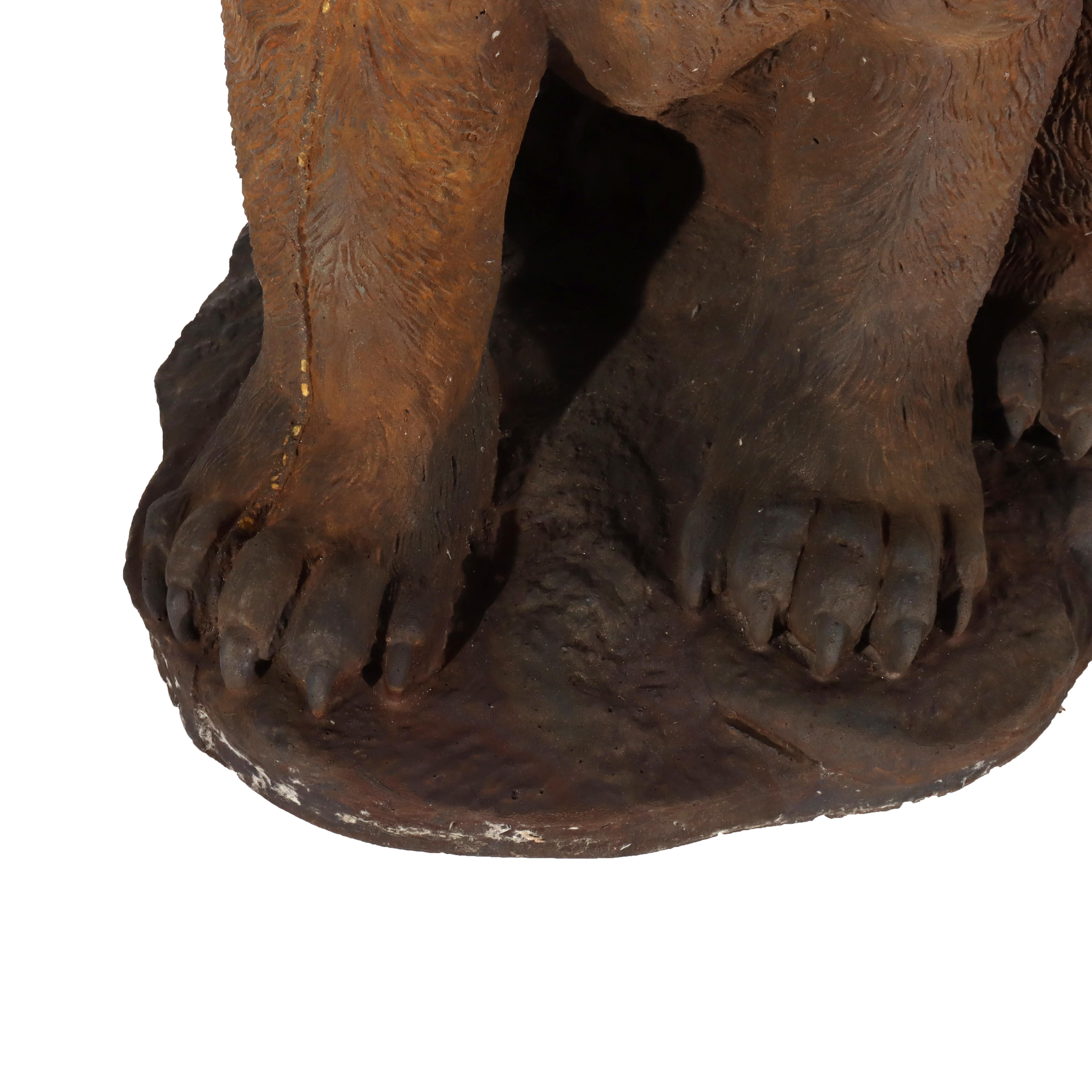 Escultura de jardín con oso sentado de piedra colada bronceada del siglo XX en Bueno estado para la venta en Big Flats, NY