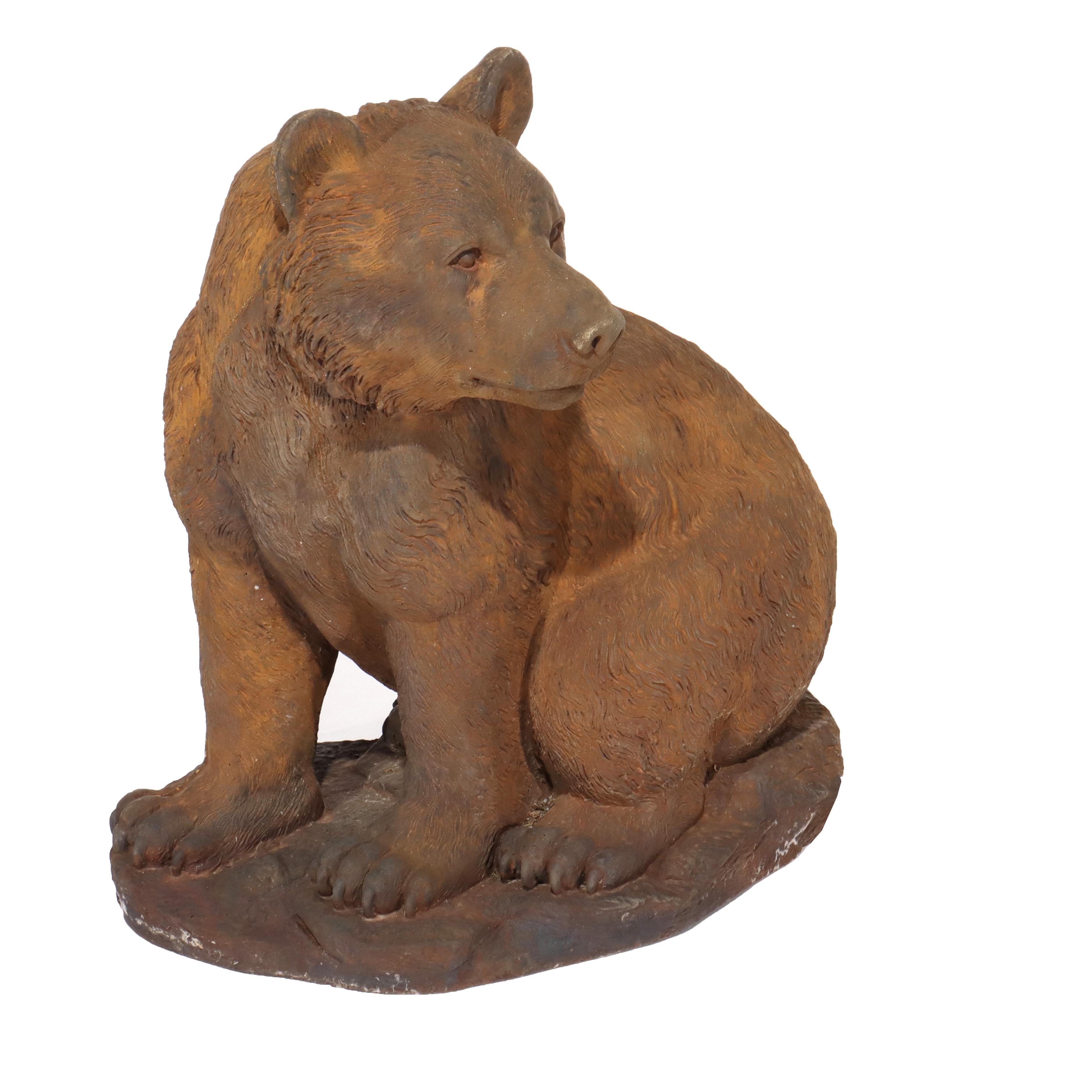 Escultura de jardín con oso sentado de piedra colada bronceada del siglo XX Piedra en venta