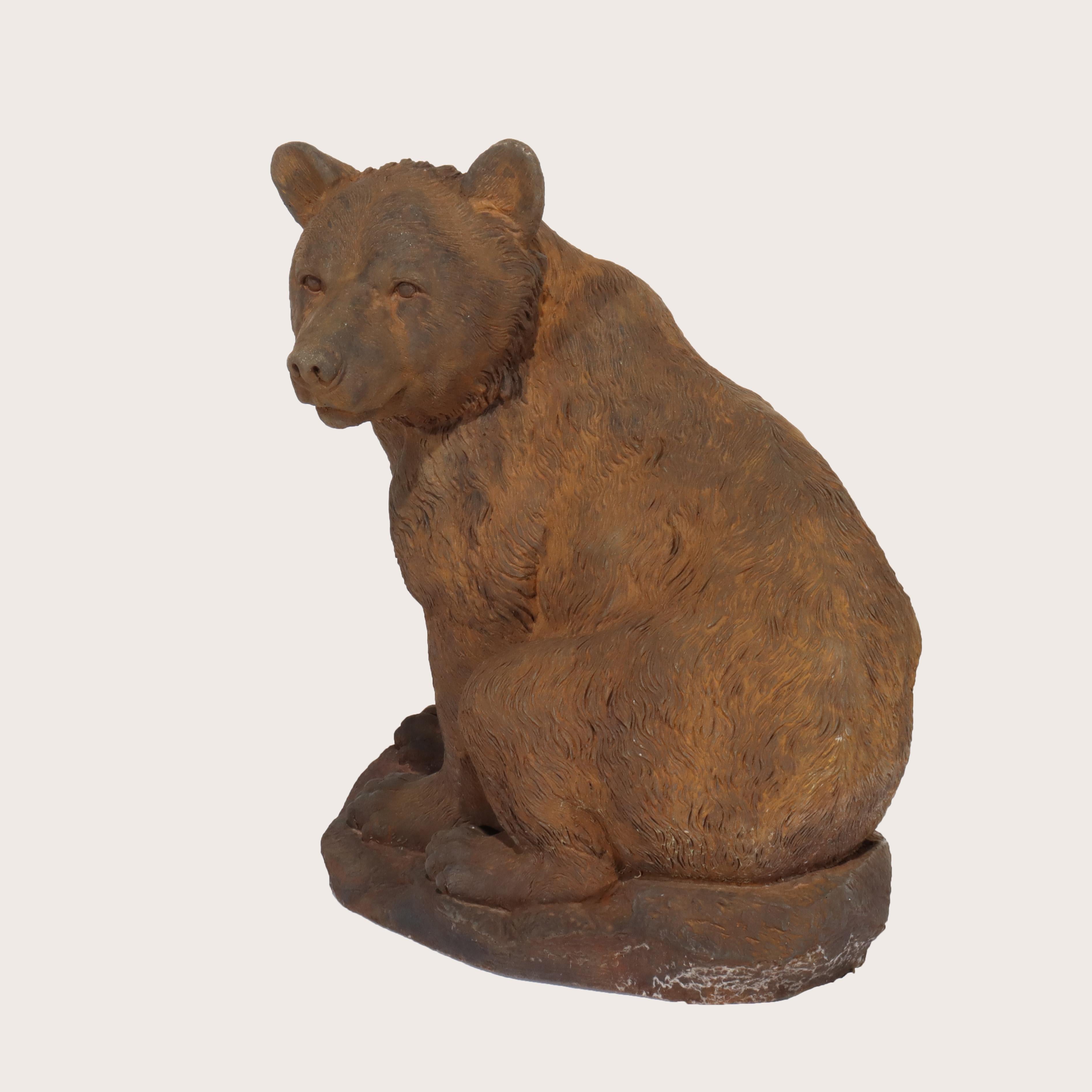 Escultura de jardín con oso sentado de piedra colada bronceada del siglo XX en venta 1