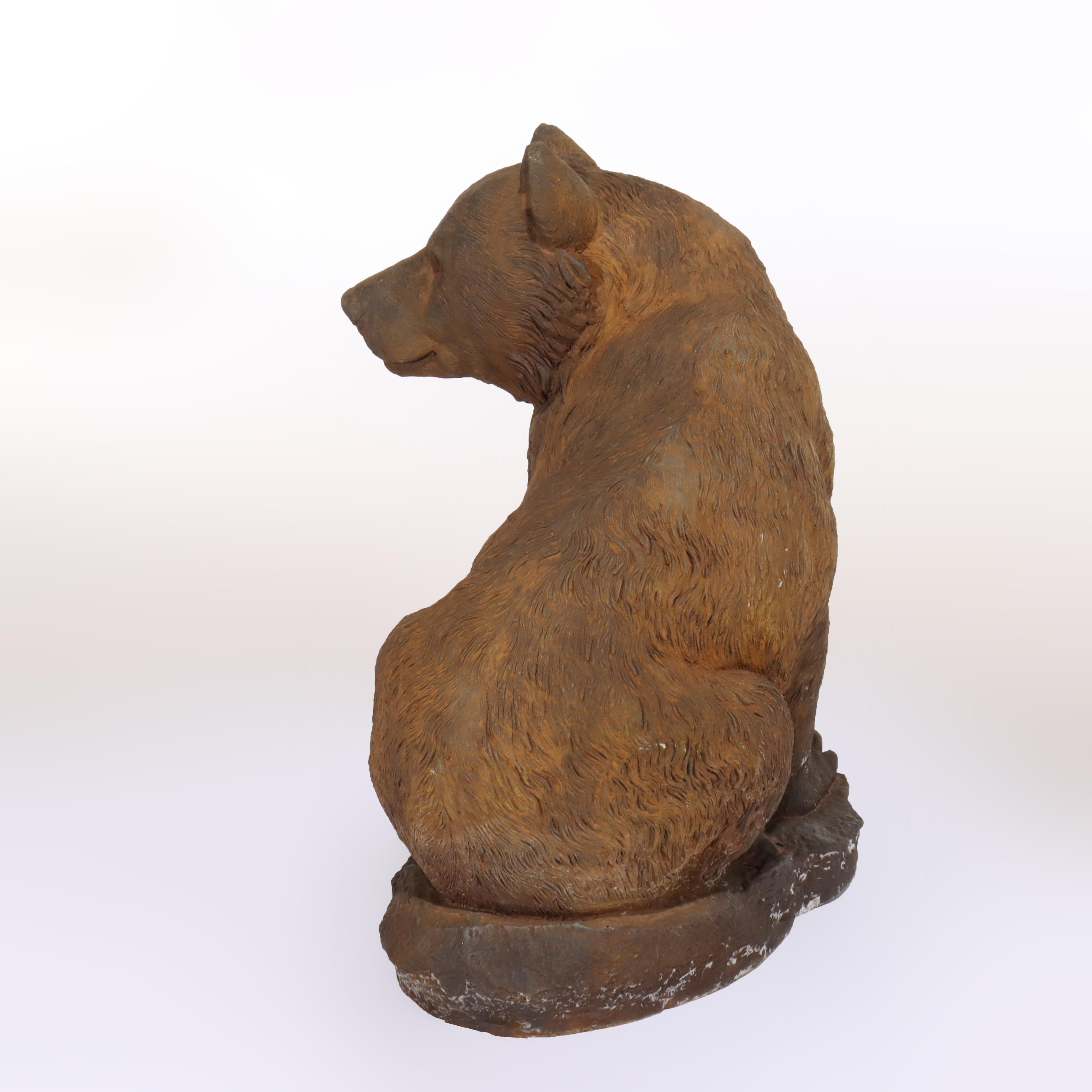 Escultura de jardín con oso sentado de piedra colada bronceada del siglo XX en venta 2