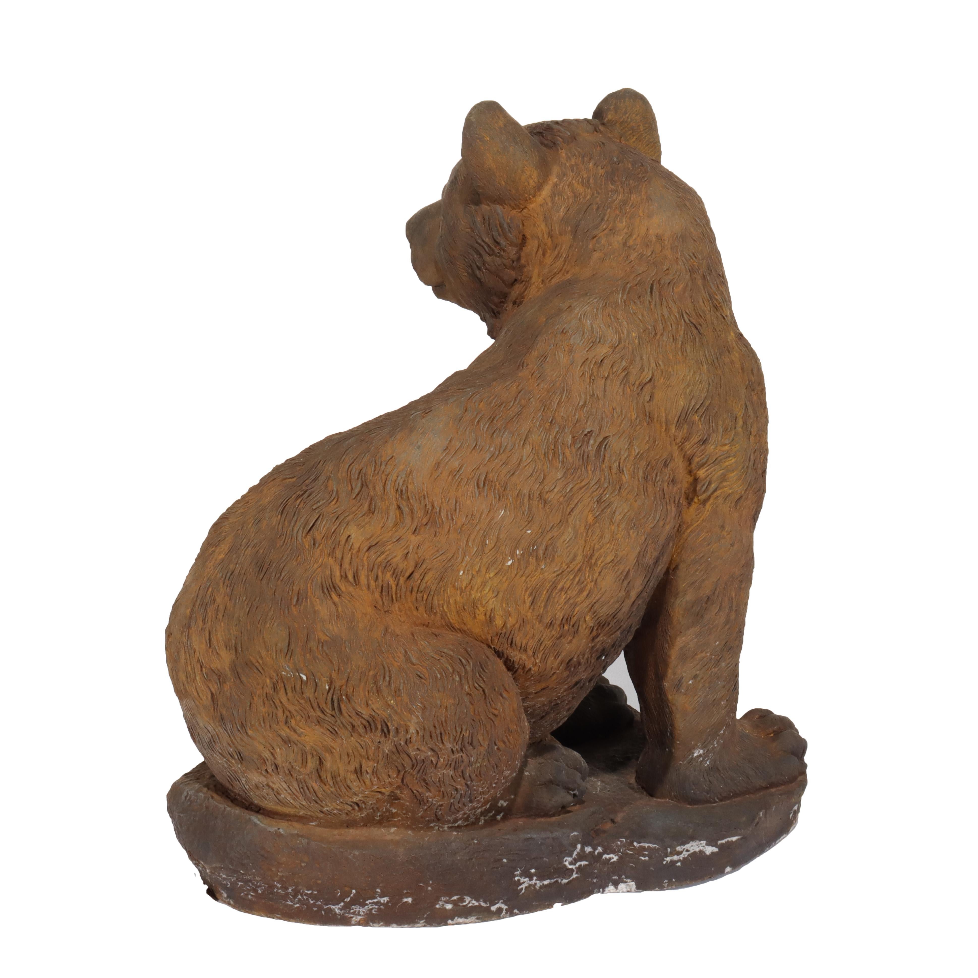 Escultura de jardín con oso sentado de piedra colada bronceada del siglo XX en venta 3