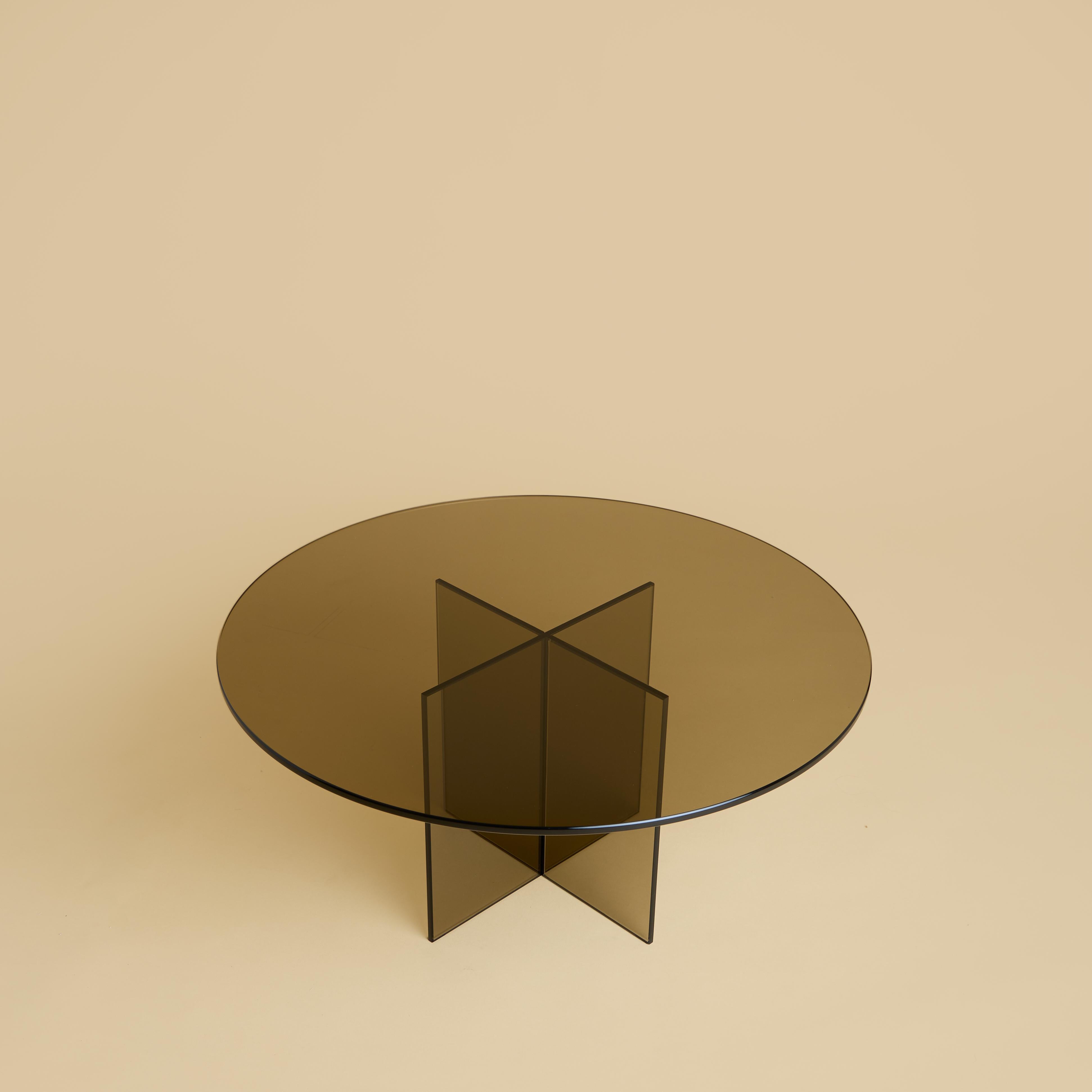 The coffee table Aka is made entirely of bronzed glass. The top is circular and 60cm in diameter, while the base is obtained by gluing slightly bevelled 6mm thick slabs.
Bronzed glass for this table obtained by adding a touch of yellow to the