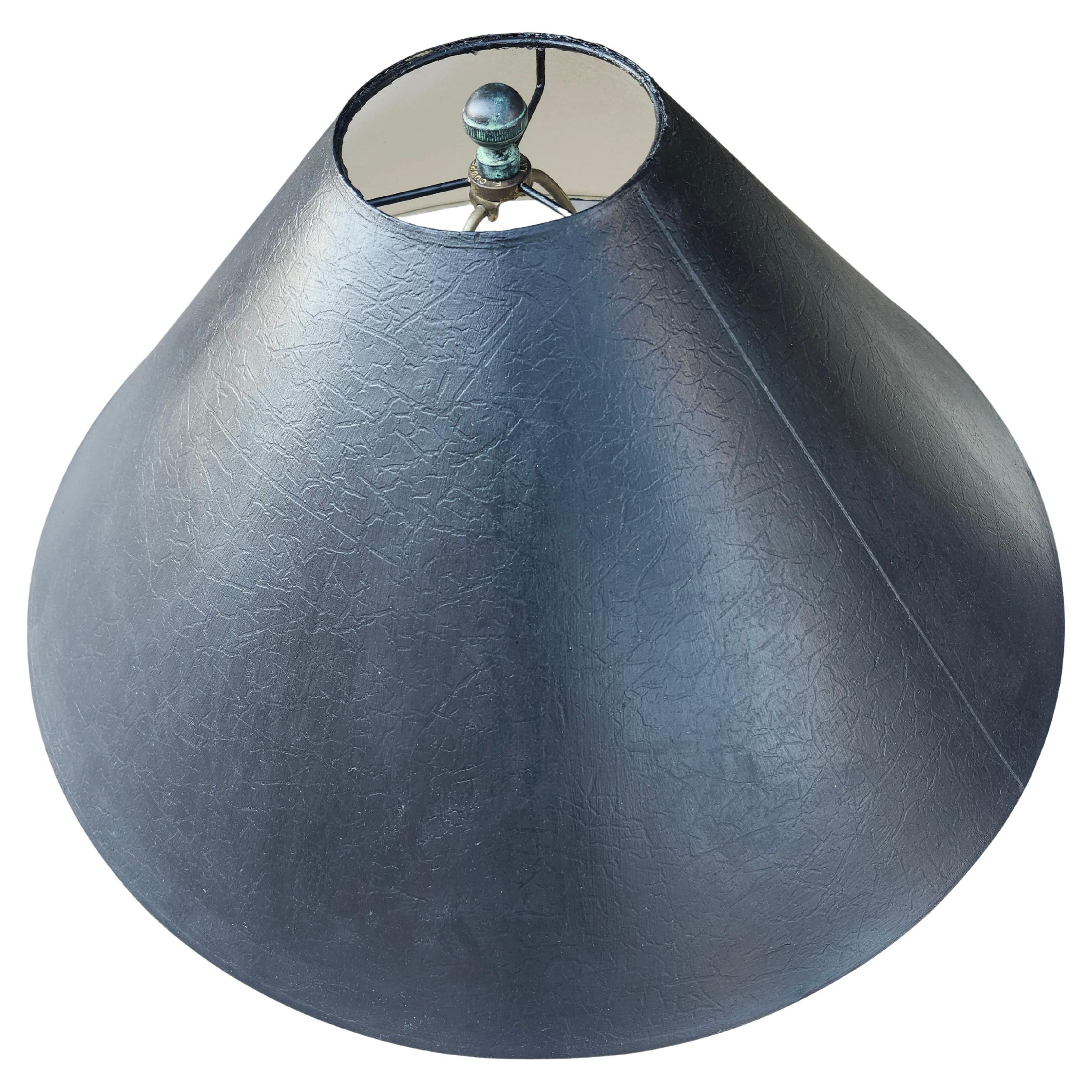 Divertente e favolosa lampada in bronzo con un uccello in ottone che vola nel suo nido su un albero. Di Frederick Cooper, tutto originale con il suo paralume, è molto organico e si abbina a molti stili diversi. Molto stabile e semplicemente