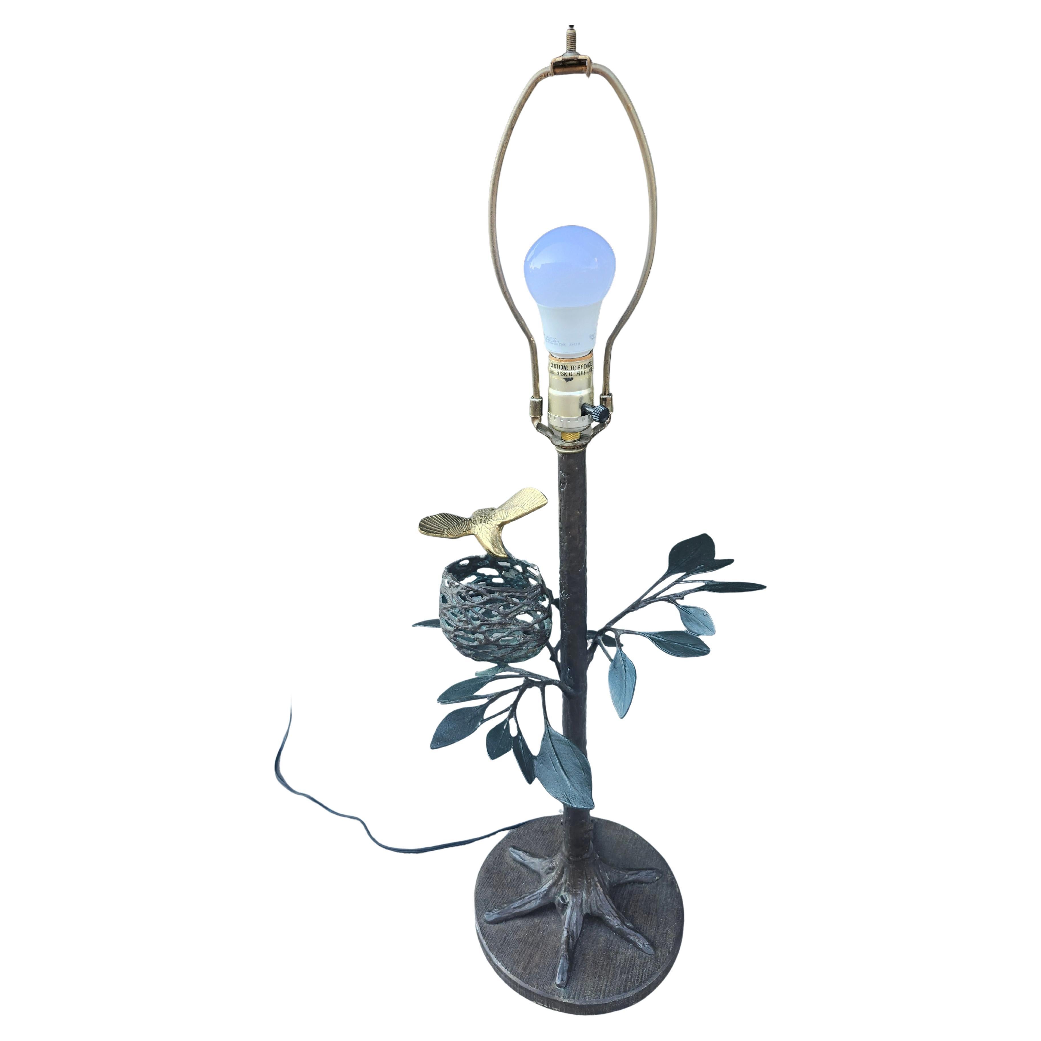 Americano Lampada bronzata con paralume originale con uccello, nido e albero di Frederick Cooper C1985 in vendita