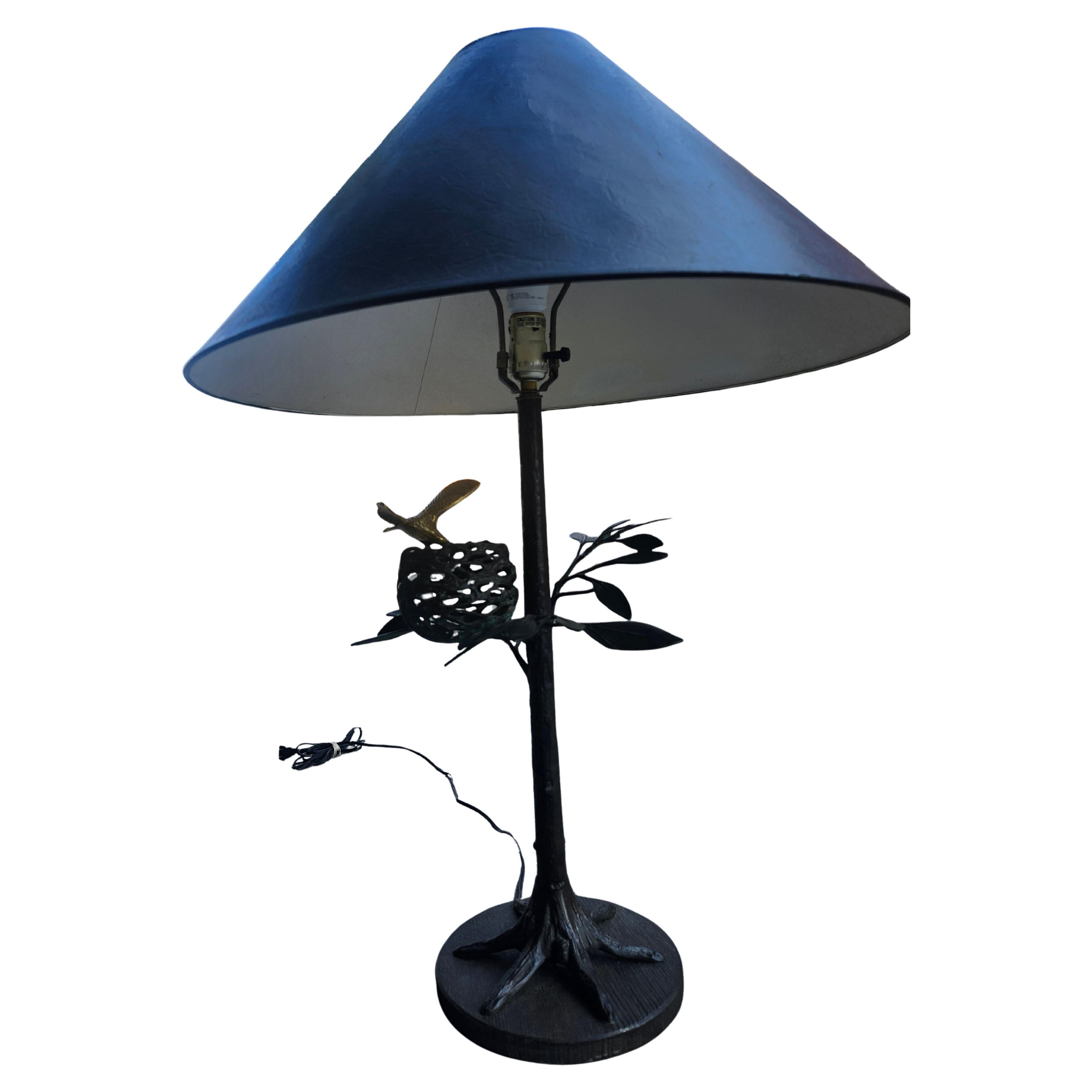 Calco Lampada bronzata con paralume originale con uccello, nido e albero di Frederick Cooper C1985 in vendita