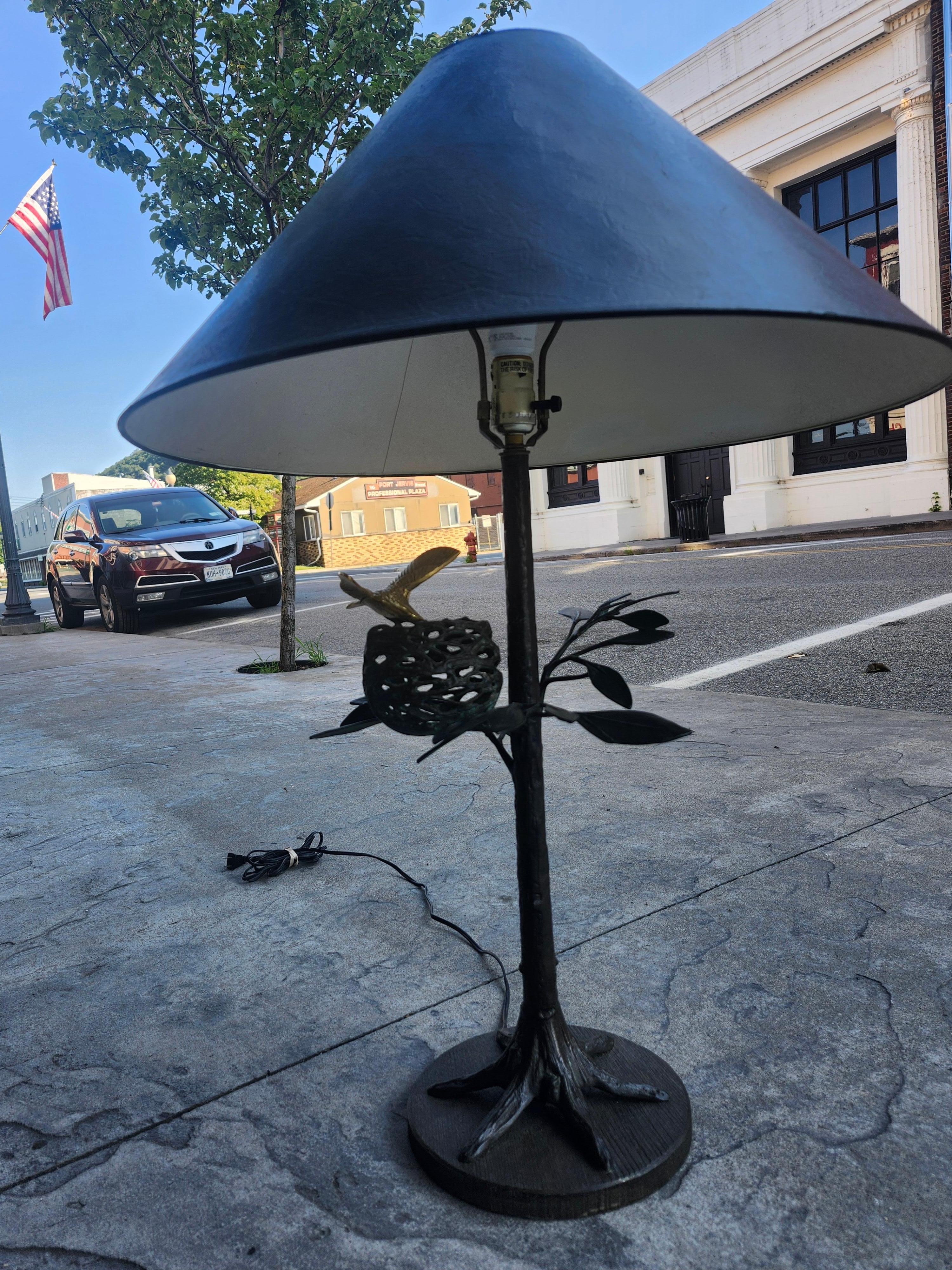 Lampada bronzata con paralume originale con uccello, nido e albero di Frederick Cooper C1985 In condizioni buone in vendita a Port Jervis, NY