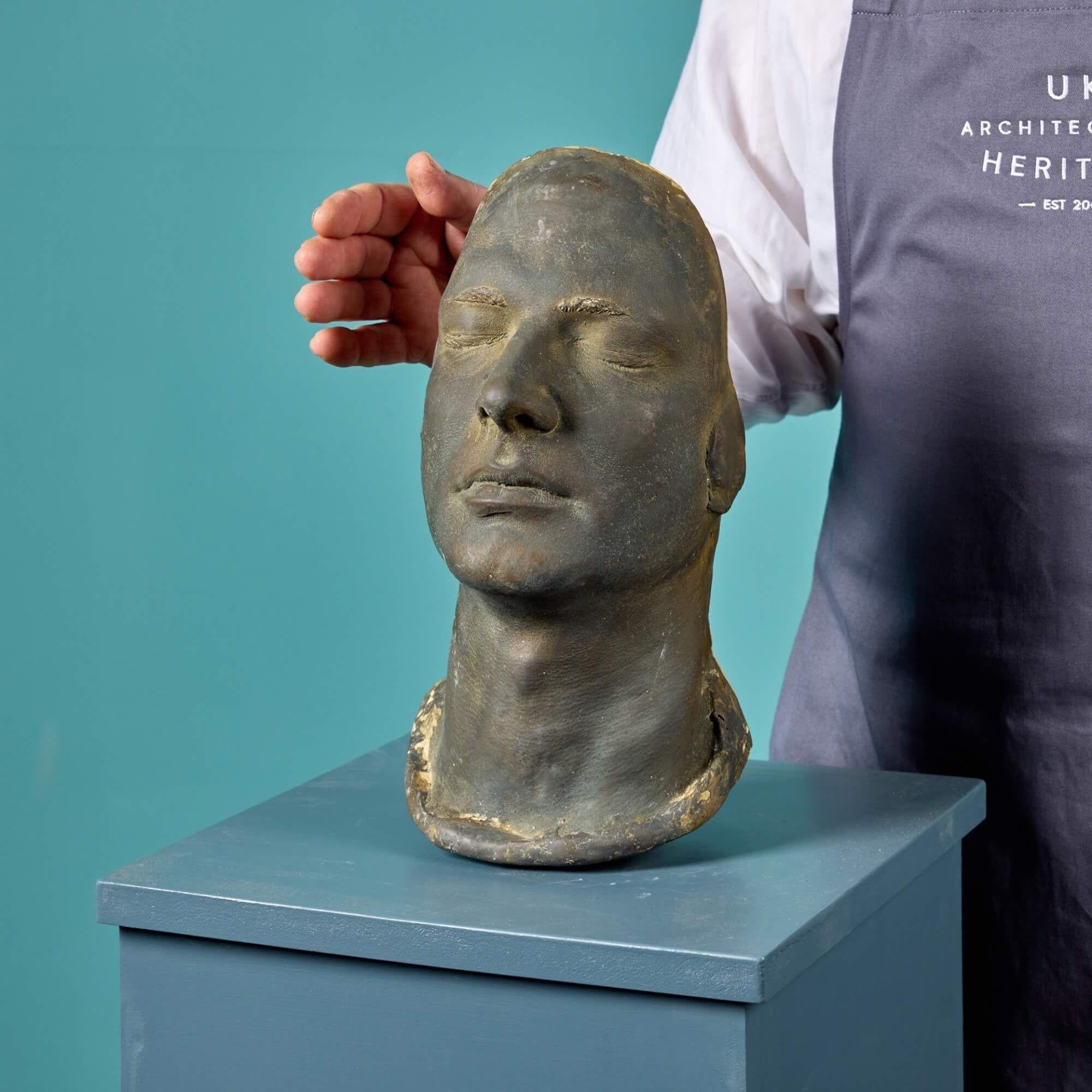 Un affascinante calco in gesso del 20° secolo di un attore maschile non identificato, proveniente dalla collezione del truccatore britannico Christophe Tucker. Questo è solo uno dei tanti calchi facciali e busti in gesso che stiamo vendendo dalla