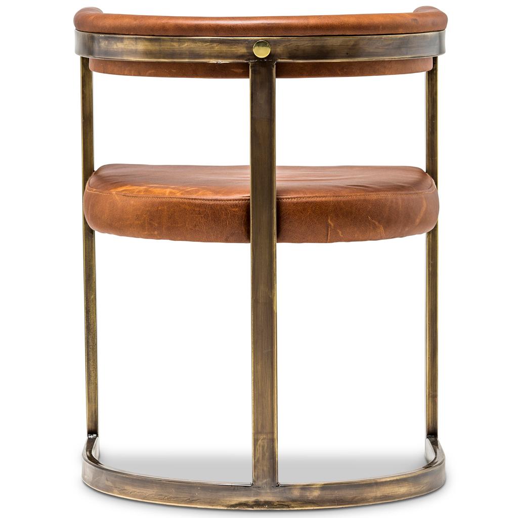 Dieser klassisch inspirierte, moderne Esszimmerstuhl von Egg Designs hat ein Gestell aus brüniertem Bronze-Stahl und ist mit Leder gepolstert. Dieser Esszimmerstuhl wird für den Einsatz im Wohnbereich, im Gastgewerbe und in Restaurants empfohlen.