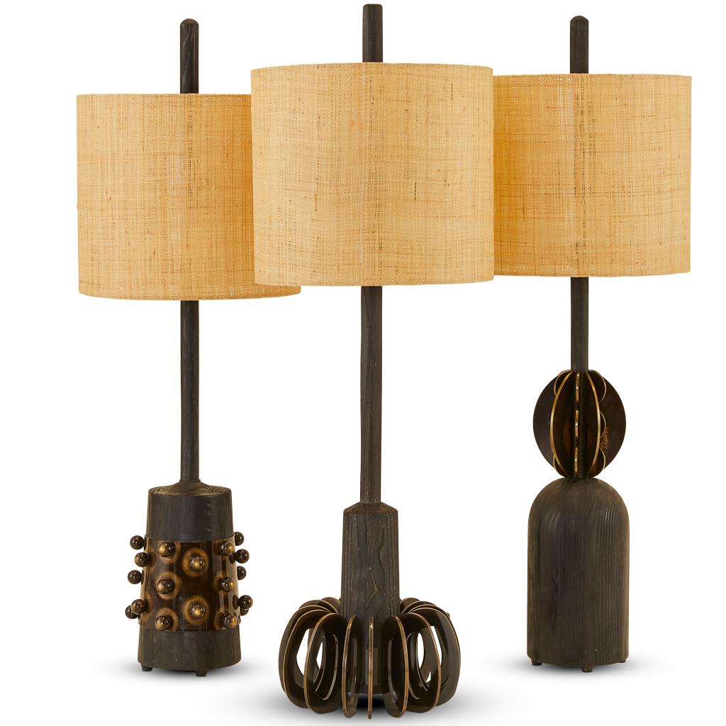 Die Lampenkollektion Silhouette ist von brutalistischen Formen inspiriert. Das dunkle, ebonisierte Eichenholz wird mit bronzierten Stahlelementen kombiniert und mit einem Schirm aus Raffiabast versehen.
Die Silhouette-Lampen sind 107 cm hoch, was