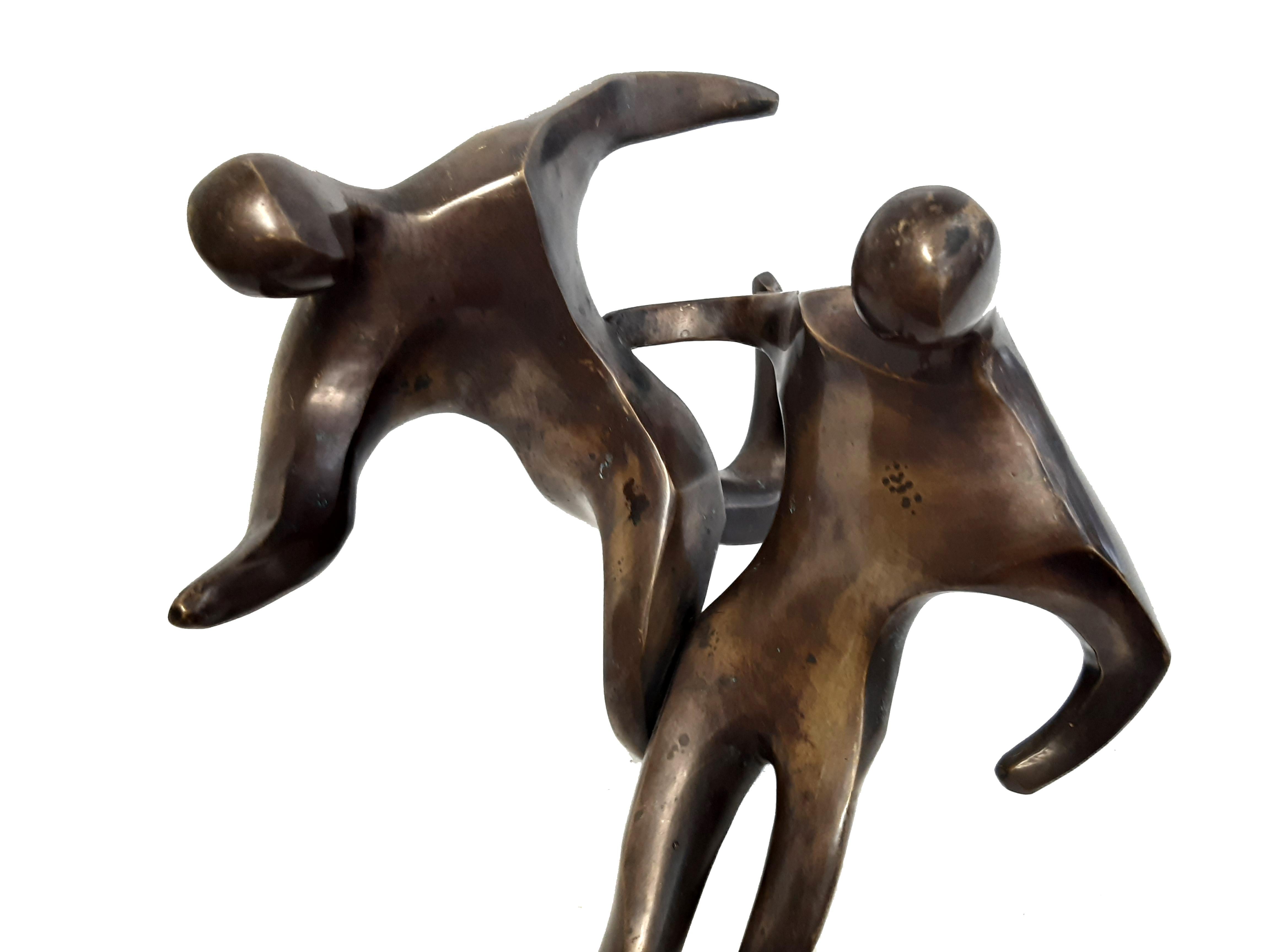Zeittypische Bronzeskulptur der 50er Jahre, 2 Fußballspieler, die um einen Ball kämpfen, darstellend. Starke dynamische Darstellung in der zeittypischen Formensprache der Mid-Centurys.

Die Figur war ursprünglich auf einer Fußplatte montiert, diese