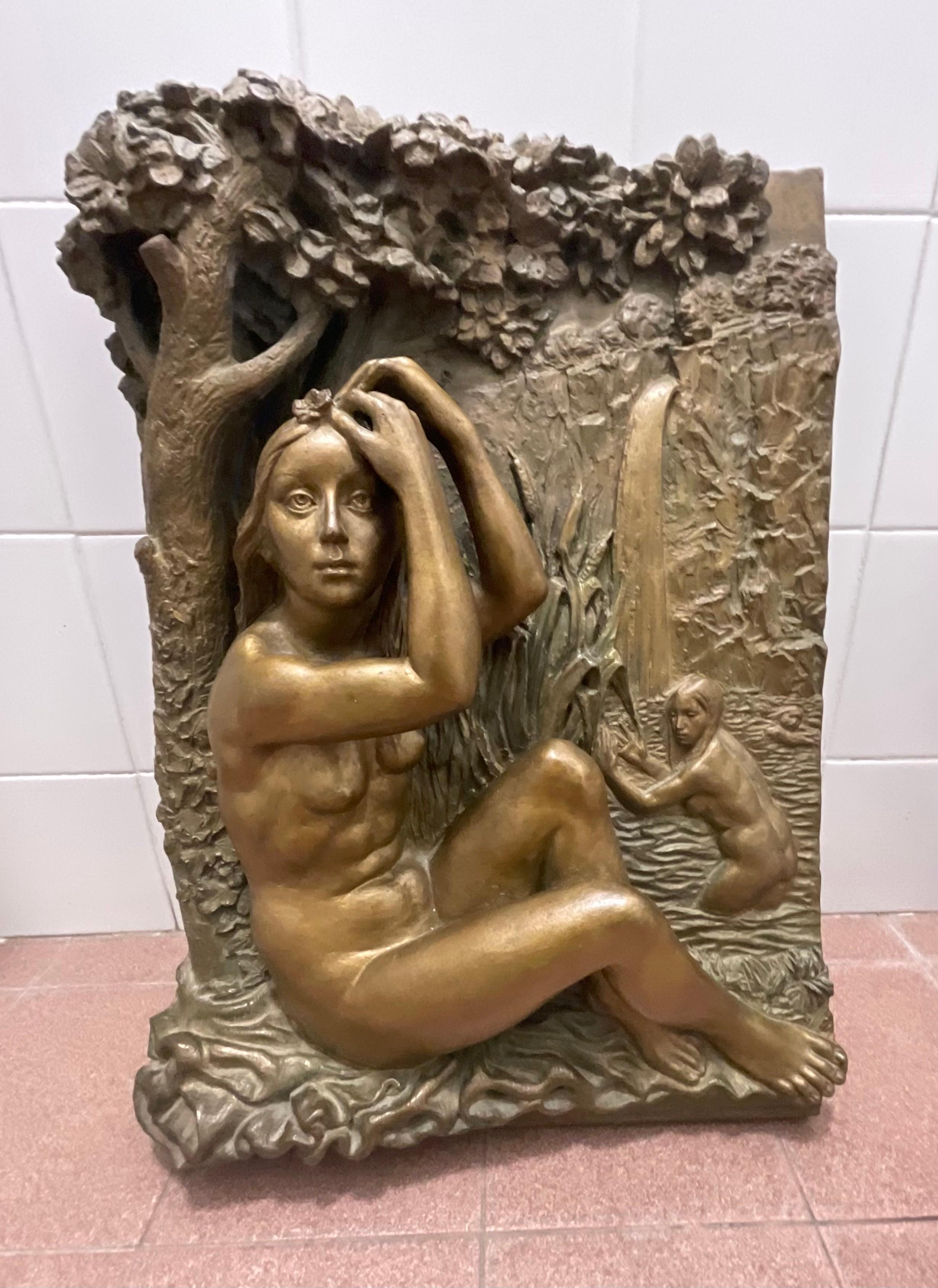 Una piastra di bronzo raffigurante DONNE AL BAGNO,
Ha una firma stampata che non si riesce a decifrare bene, ma è stata eseguita in un ATELIER D’ ARTE, In ITALIA , negli anni 60.
Il bronzo é in perfetto stato, molto decorativo e ben rifinito in