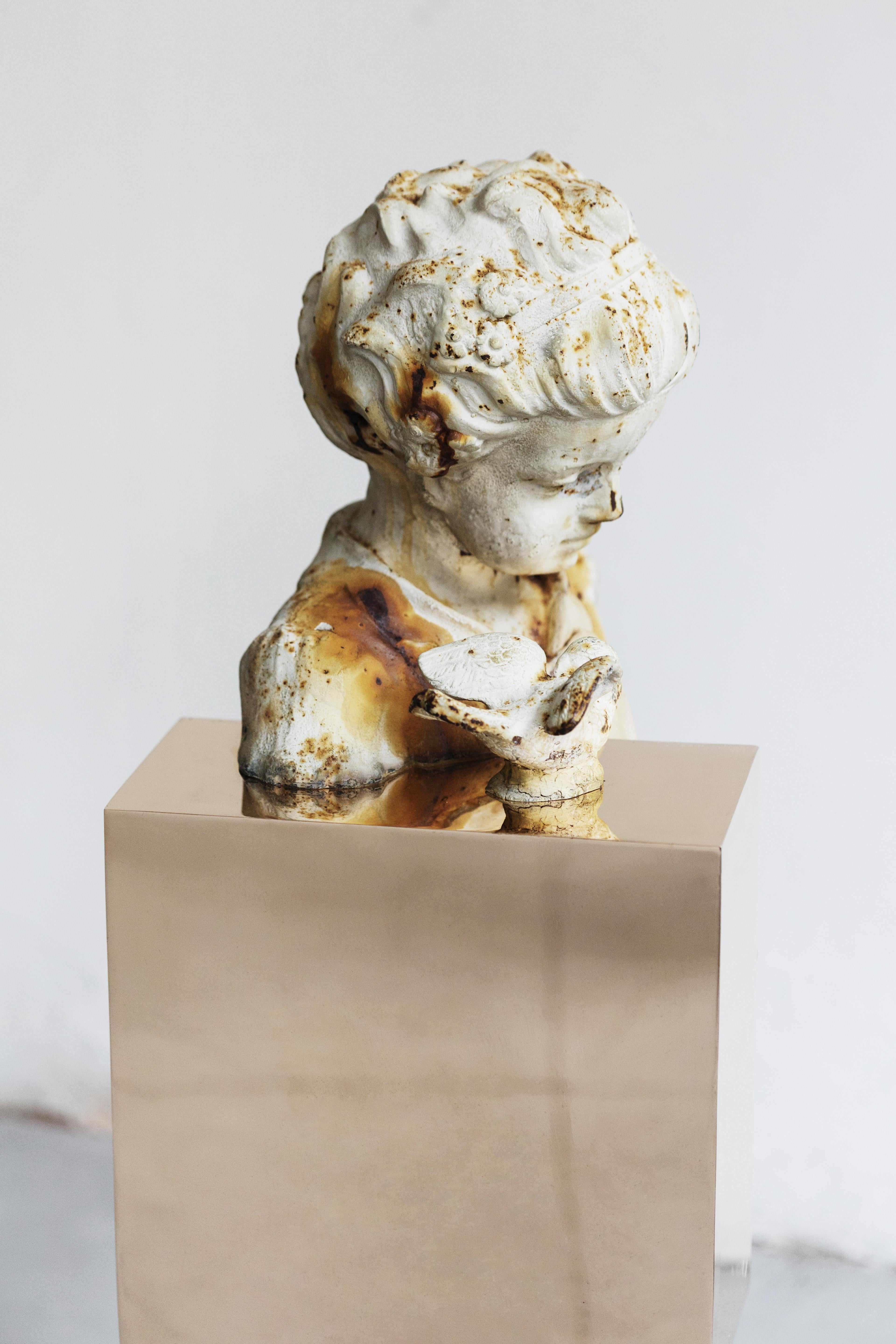 Late 19th Century Bronzo su scultura d'epoca (girl with a bird) della serie Boolean di Nucleo in vendita