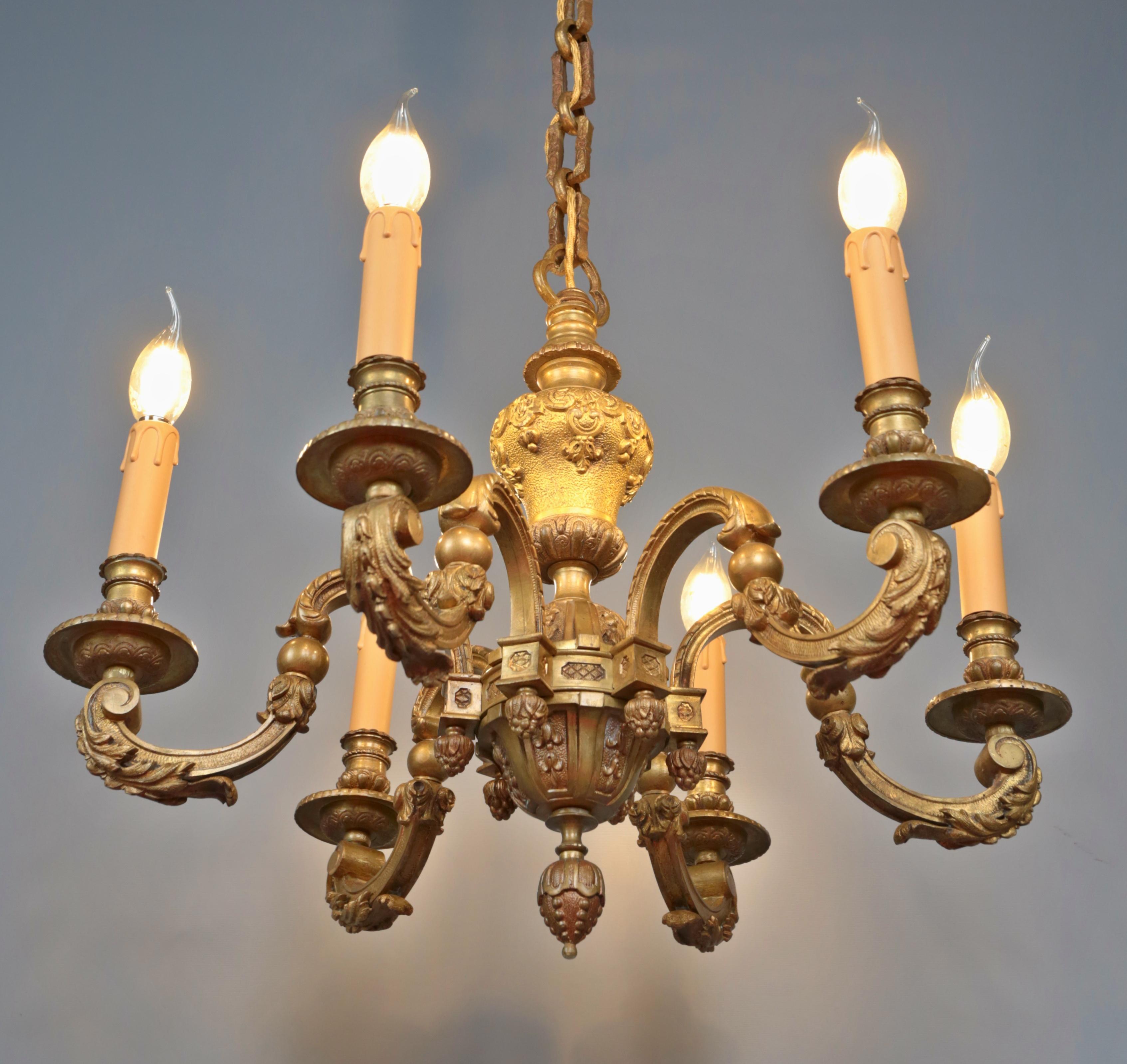 Mazarin bronze chandelier

Antique chandelier from the 19th century in the style of Louis XIV. Gilded bronze. The chandelier has a new supply cable in the old style with fabric covering in gold color, 3 line with grounding. The chandelier is for 6