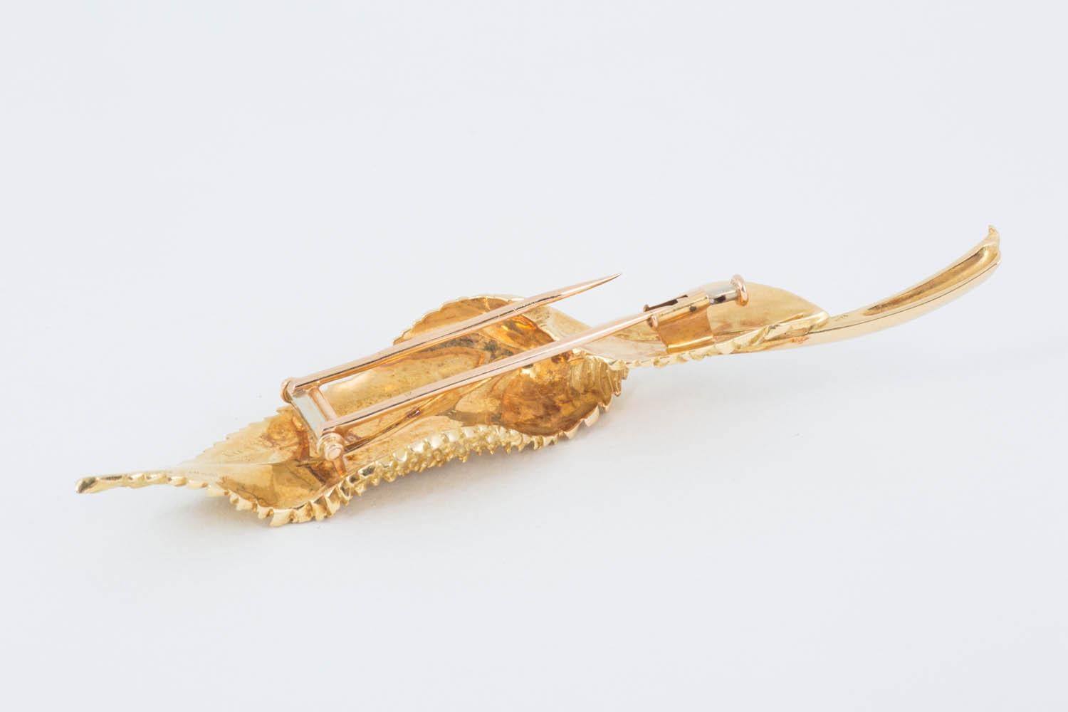 Hermes of Paris Brooch of a Curling Leaf in 18 Karat Gold, French circa 1950 In Good Condition For Sale In London, GB