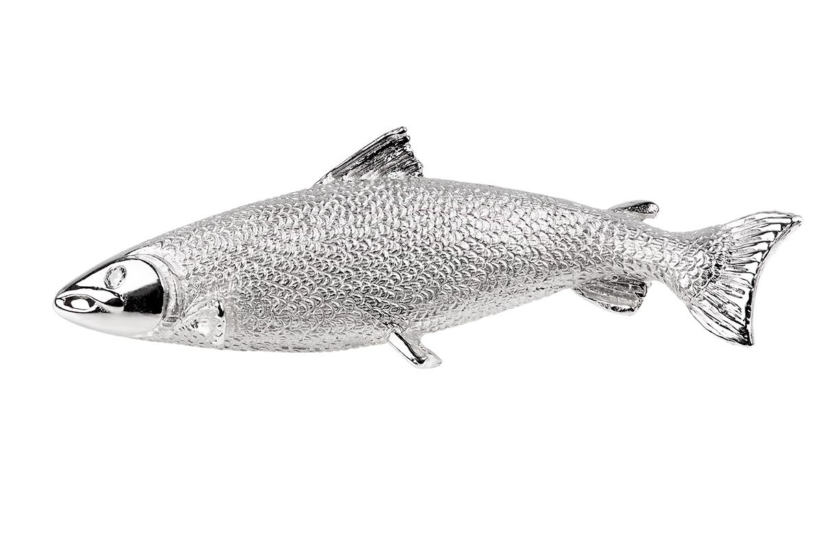 1980’s vintage brooch in a heavy quality 18 carat white gold of a salmon fish set in a swirling motion. The scaling to the body of the salmon has been realistically created and the eye set with a brilliant cut diamond. There is a safety catch to the