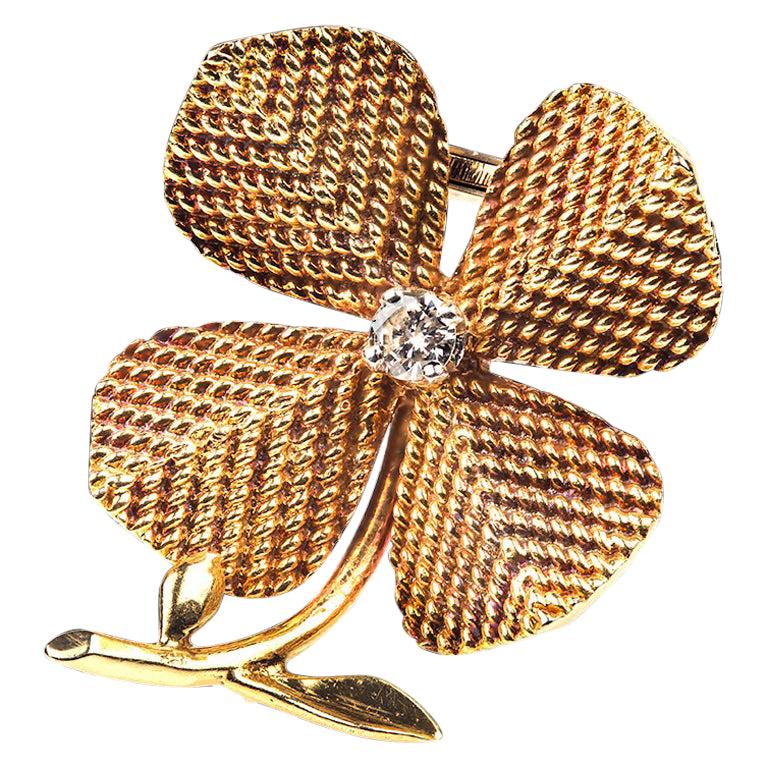 Sterle of Paris Four-Leaf Clover Brooch 18 Karat Gold with Diamond, circa 1950 For Sale