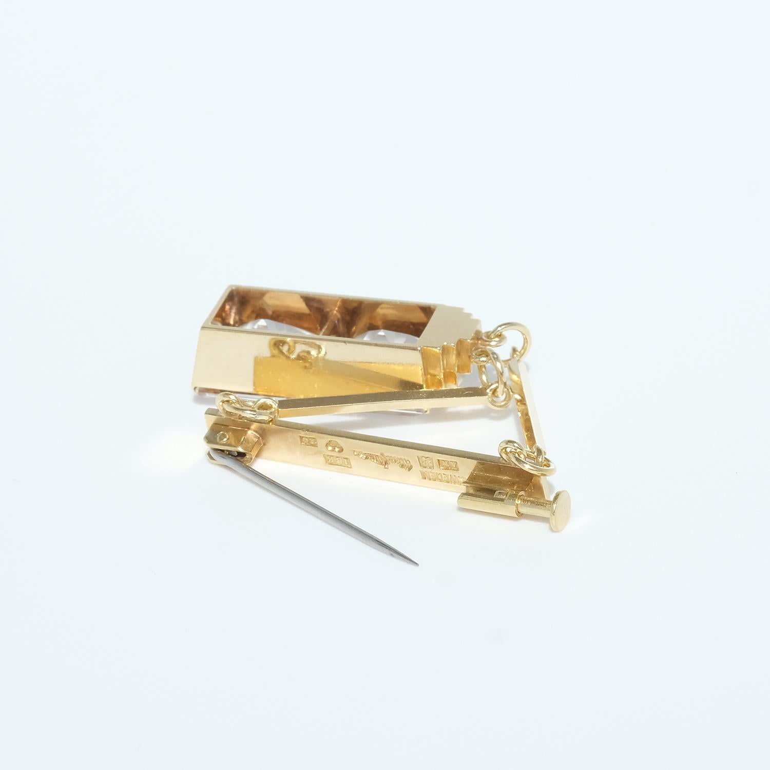 Taille carrée Broche en or 18 carats avec un cristal de roche, fabriquée en 1944 par Wiwen Nilsson, Suède en vente