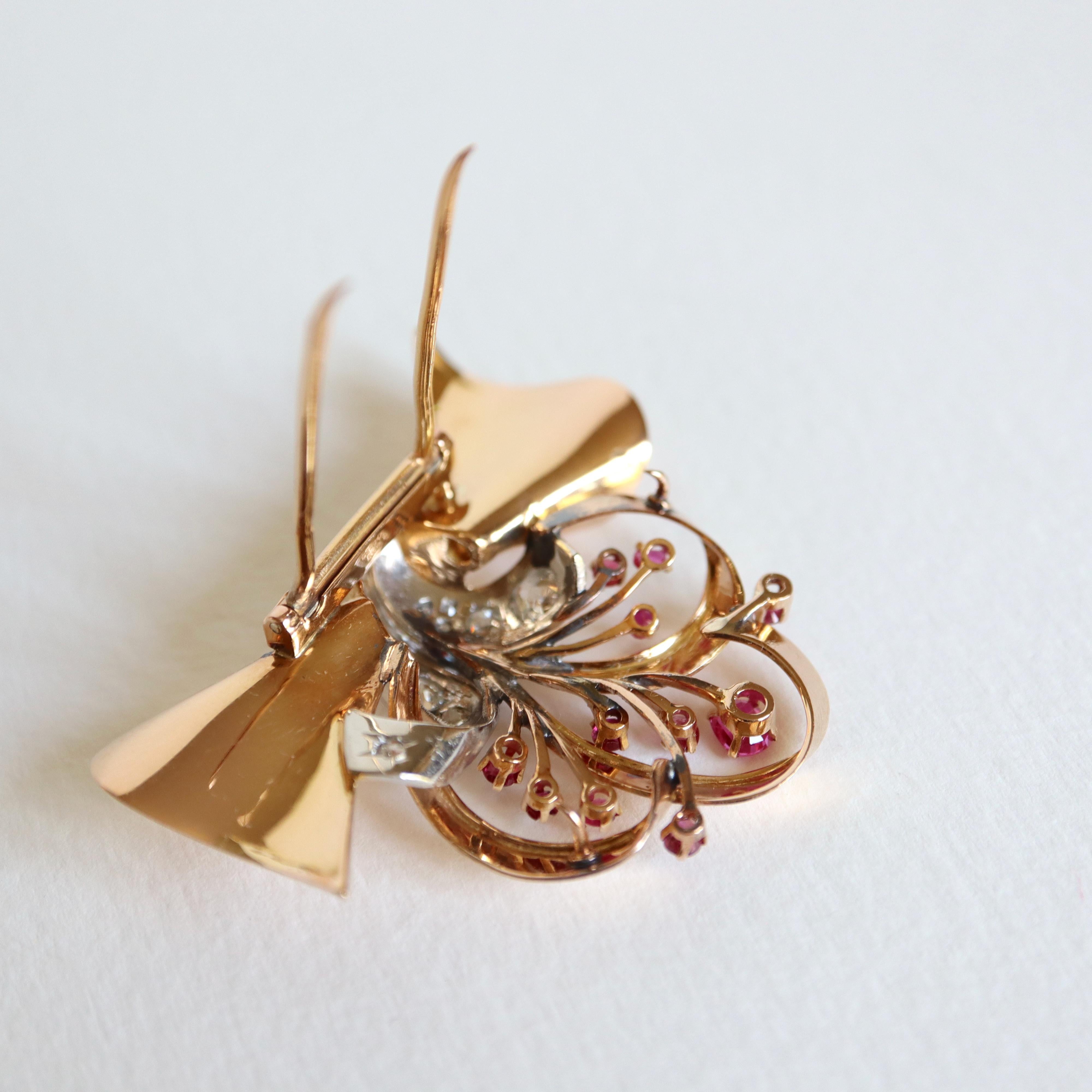 Retro Brooch 1940s in 18 Karat Yellow Gold, Diamonds and Rubies Platinum For Sale