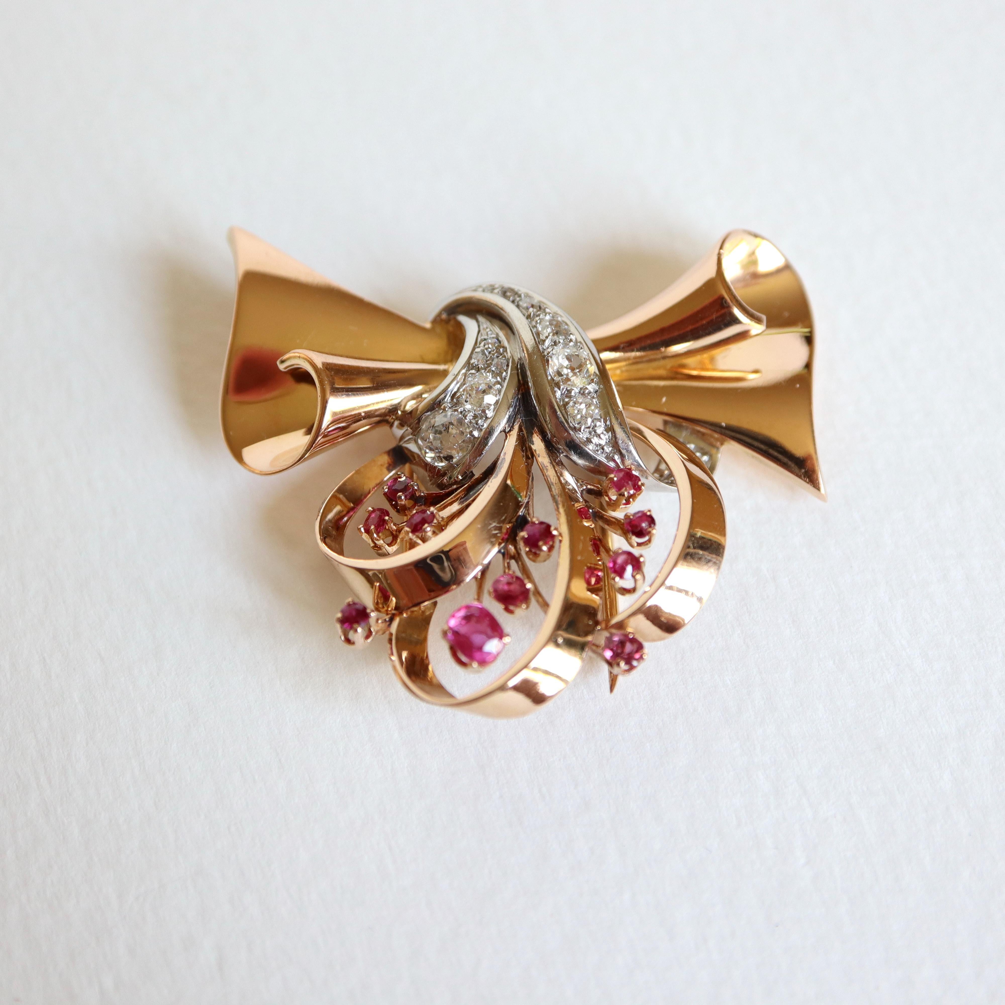 Brilliant Cut Brooch 1940s in 18 Karat Yellow Gold, Diamonds and Rubies Platinum For Sale
