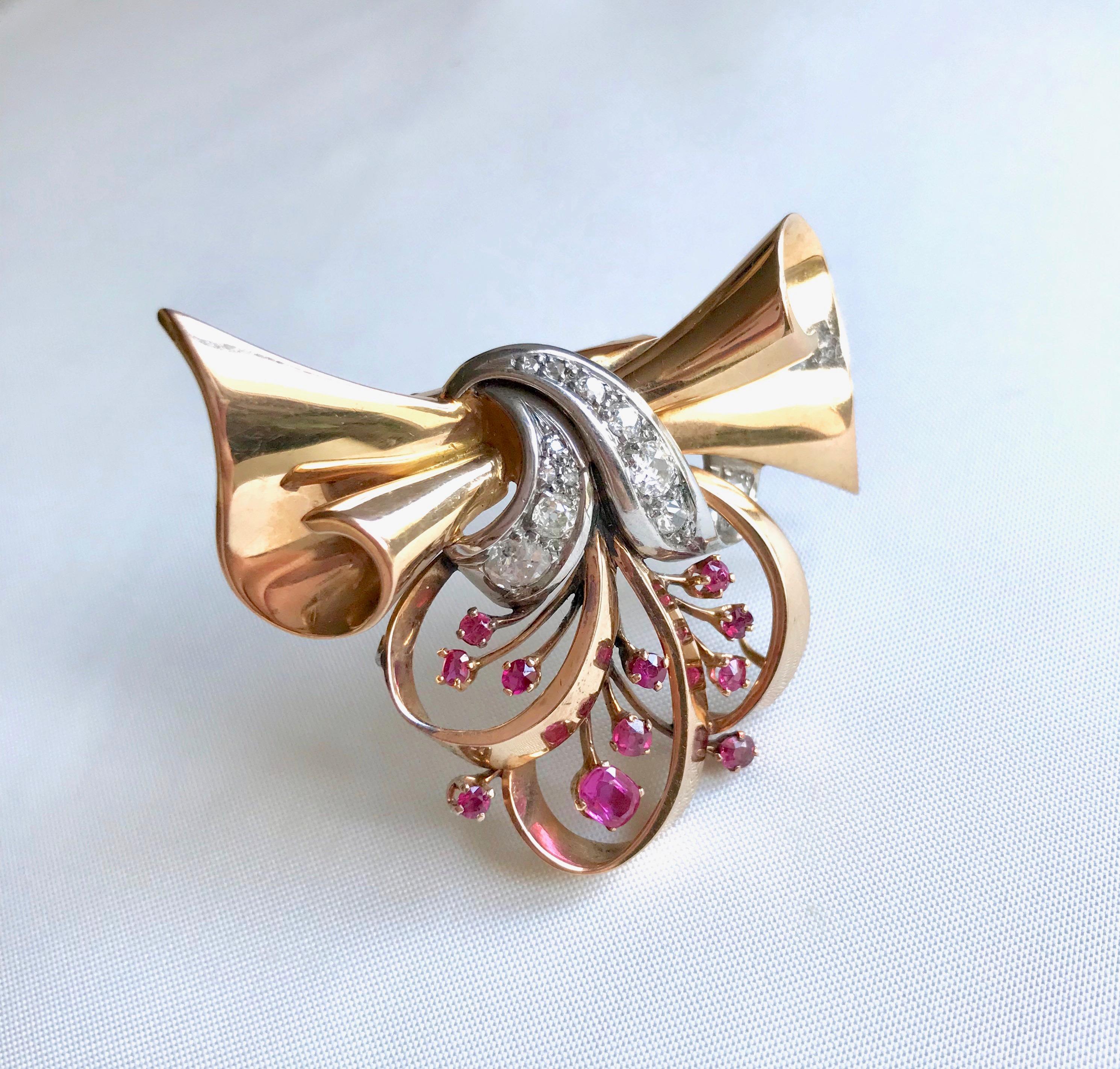 Brooch 1940s in 18 Karat Yellow Gold, Diamonds and Rubies Platinum In Good Condition For Sale In Paris, FR