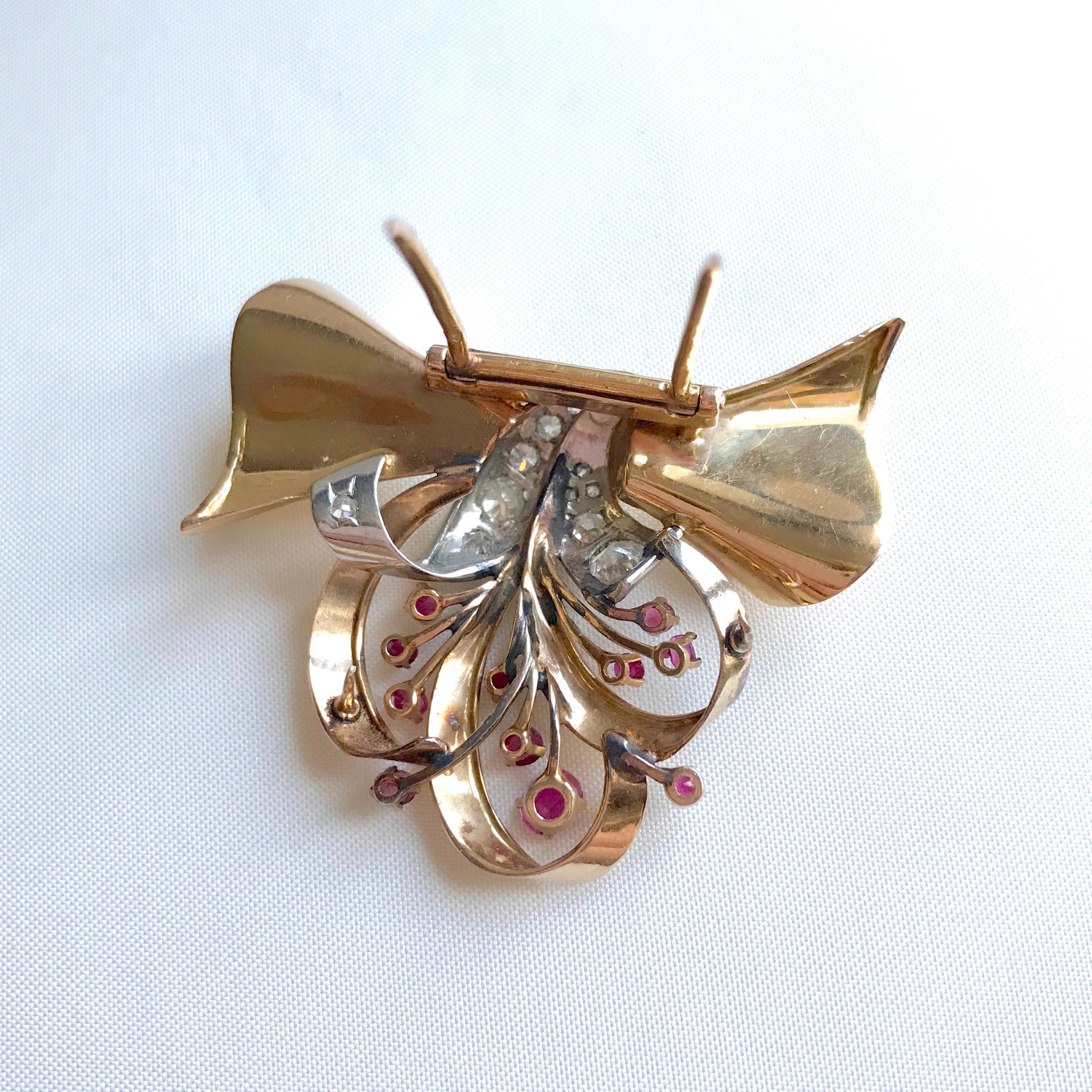 Women's or Men's Brooch 1940s in 18 Karat Yellow Gold, Diamonds and Rubies Platinum For Sale