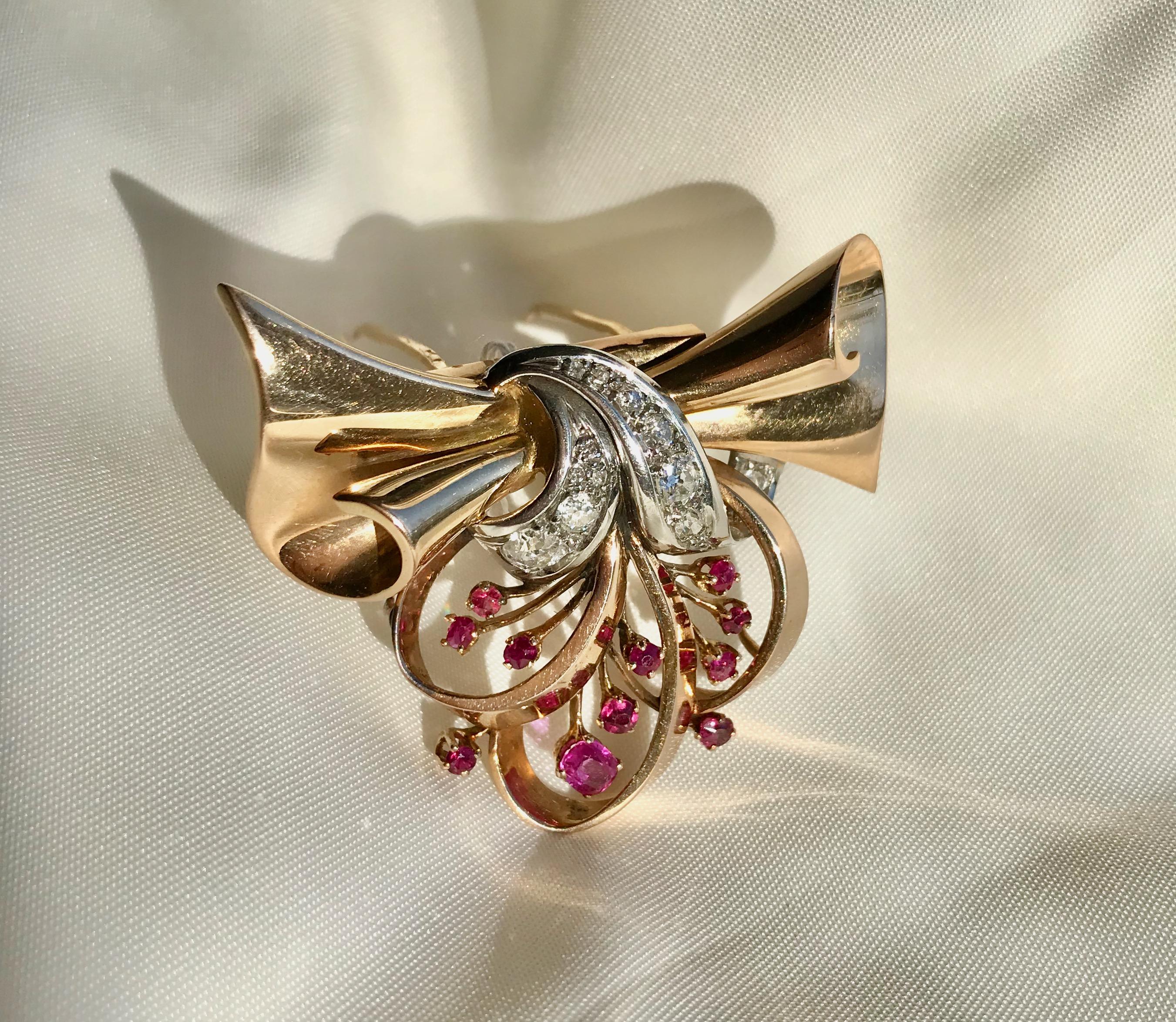 Brooch 1940s in 18 Karat Yellow Gold, Diamonds and Rubies Platinum For Sale 1