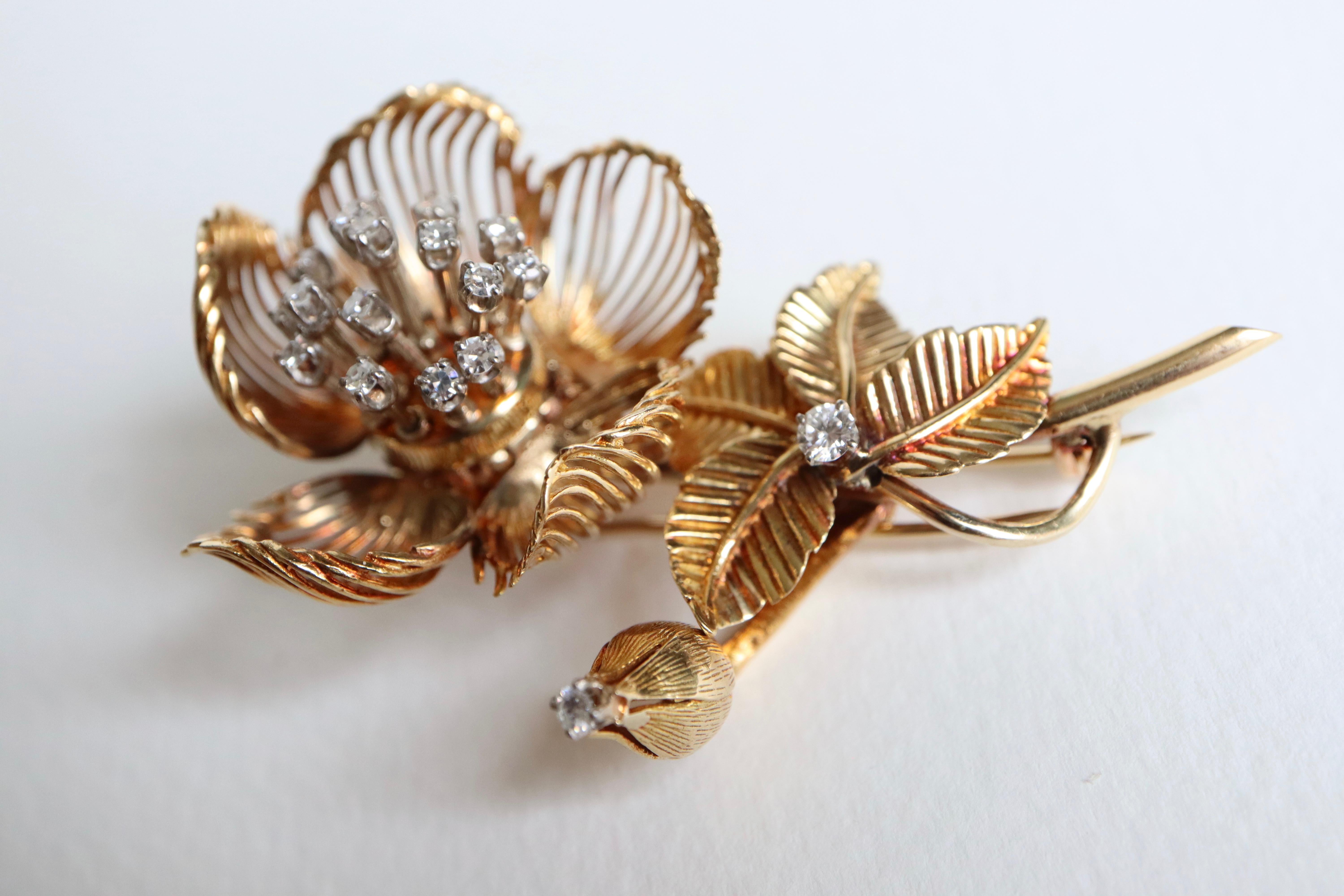 Brooch 1950 Flower in 18 Karat Yellow Gold and Diamonds articulated For Sale 8