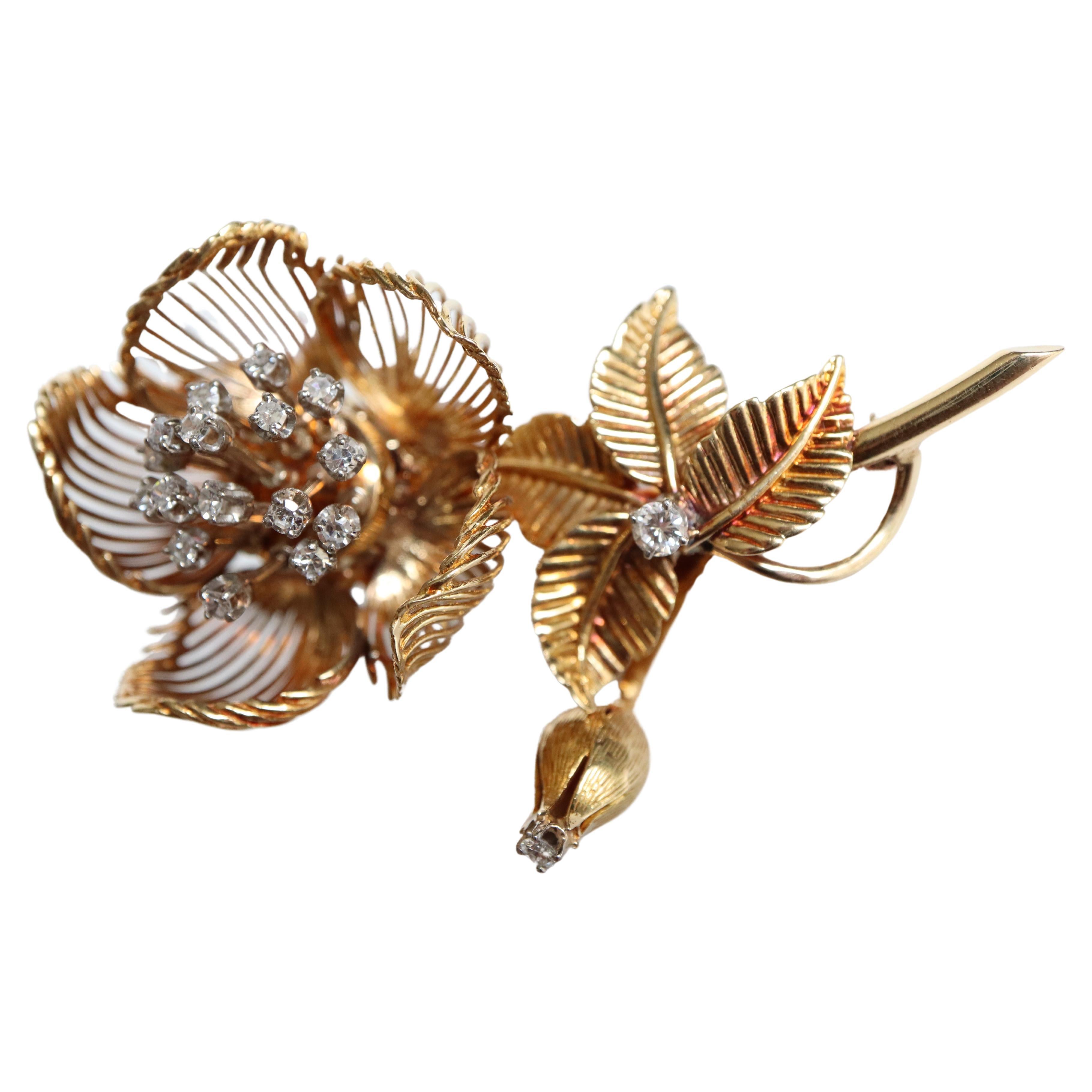Antique brooch around 1950 Exceptional Articulated flower in 18 kt yellow gold representing a rose.
The pistil sets 16 diamonds in a claw setting in 18 carats white gold, the body in 18 carats yellow gold sets a diamond on the rosebud and a diamond
