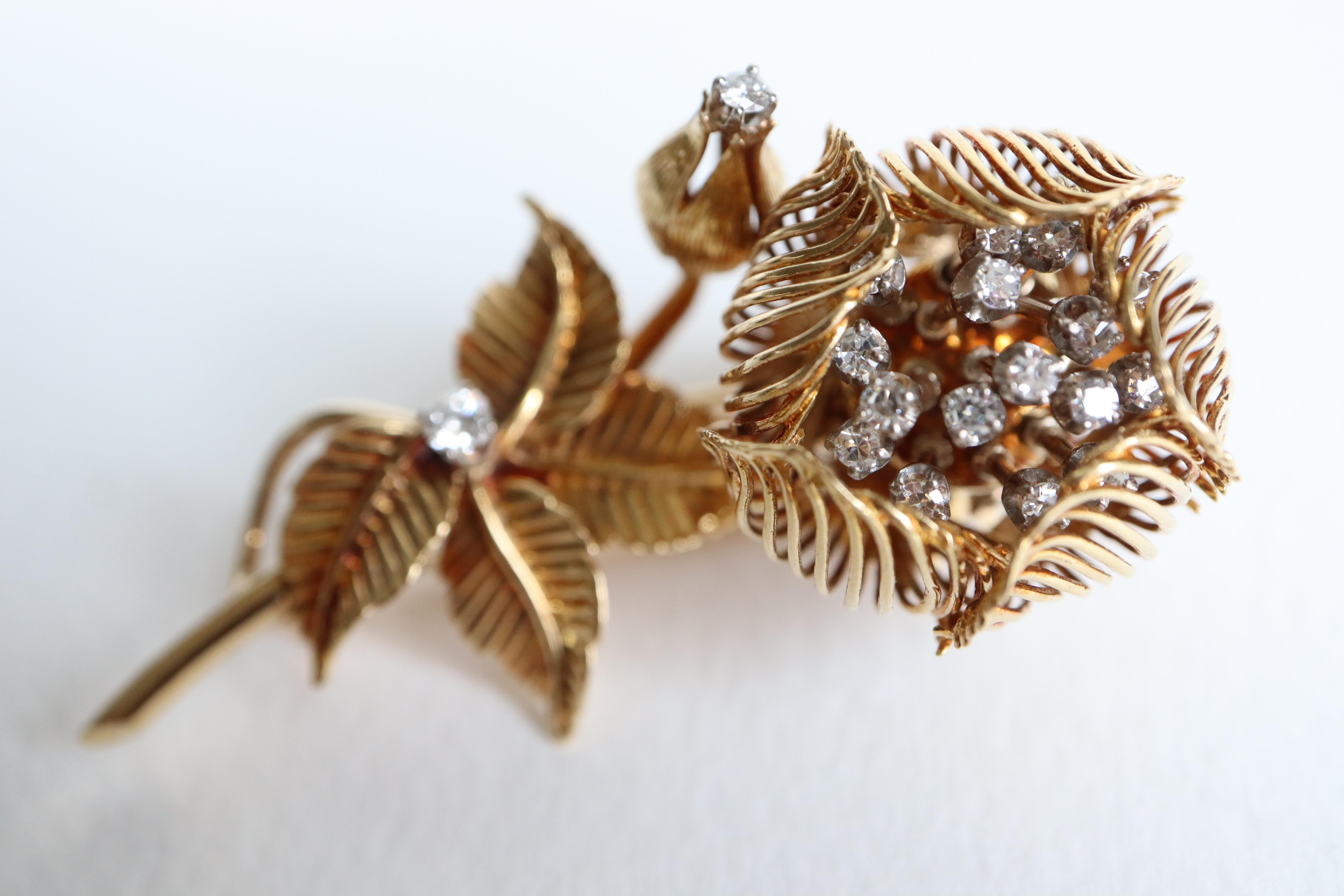 Brilliant Cut Brooch 1950 Flower in 18 Karat Yellow Gold and Diamonds articulated For Sale