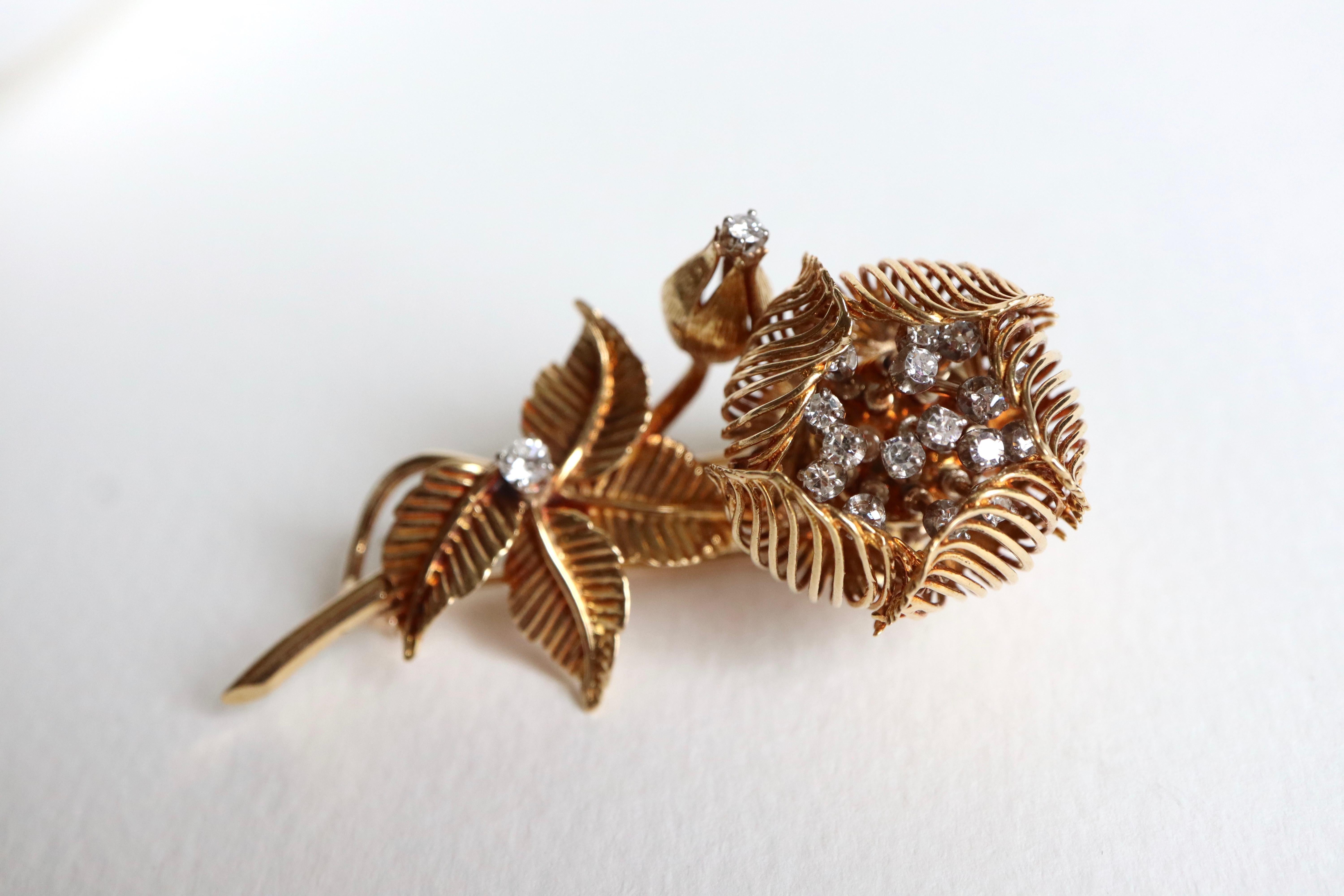 Brooch 1950 Flower in 18 Karat Yellow Gold and Diamonds articulated In Good Condition For Sale In Paris, FR