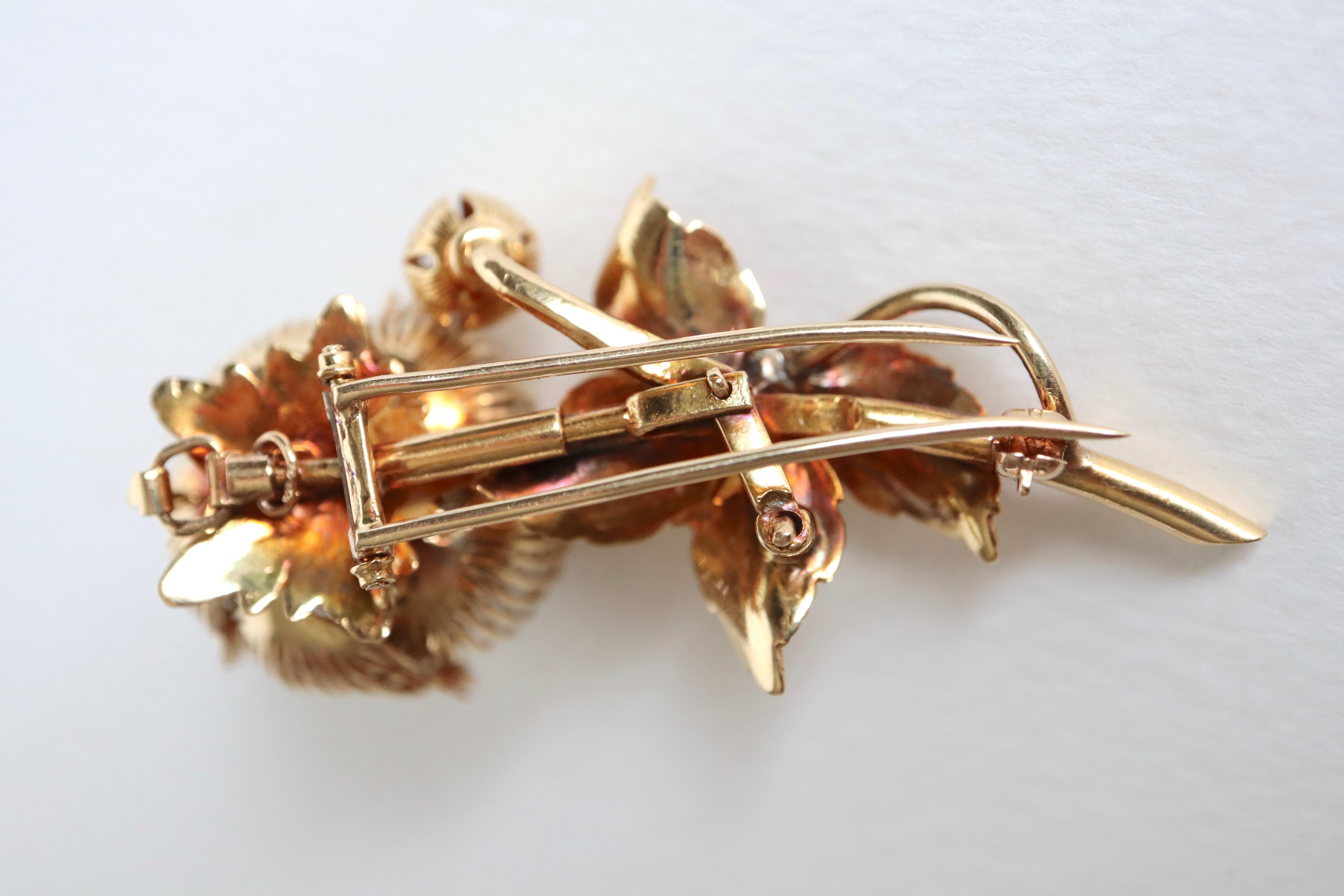 Women's or Men's Brooch 1950 Flower in 18 Karat Yellow Gold and Diamonds articulated For Sale
