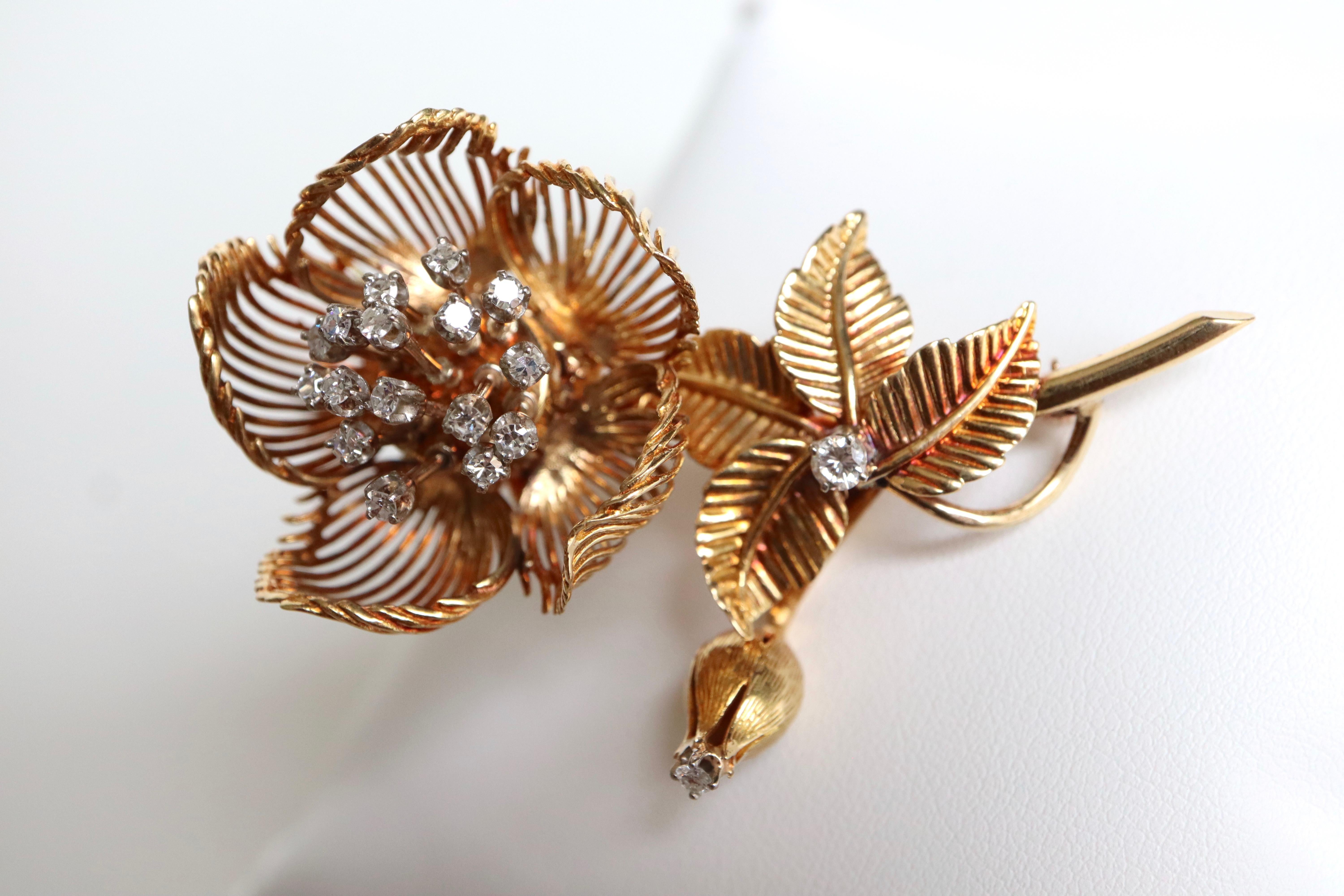 Brooch 1950 Flower in 18 Karat Yellow Gold and Diamonds articulated For Sale 1
