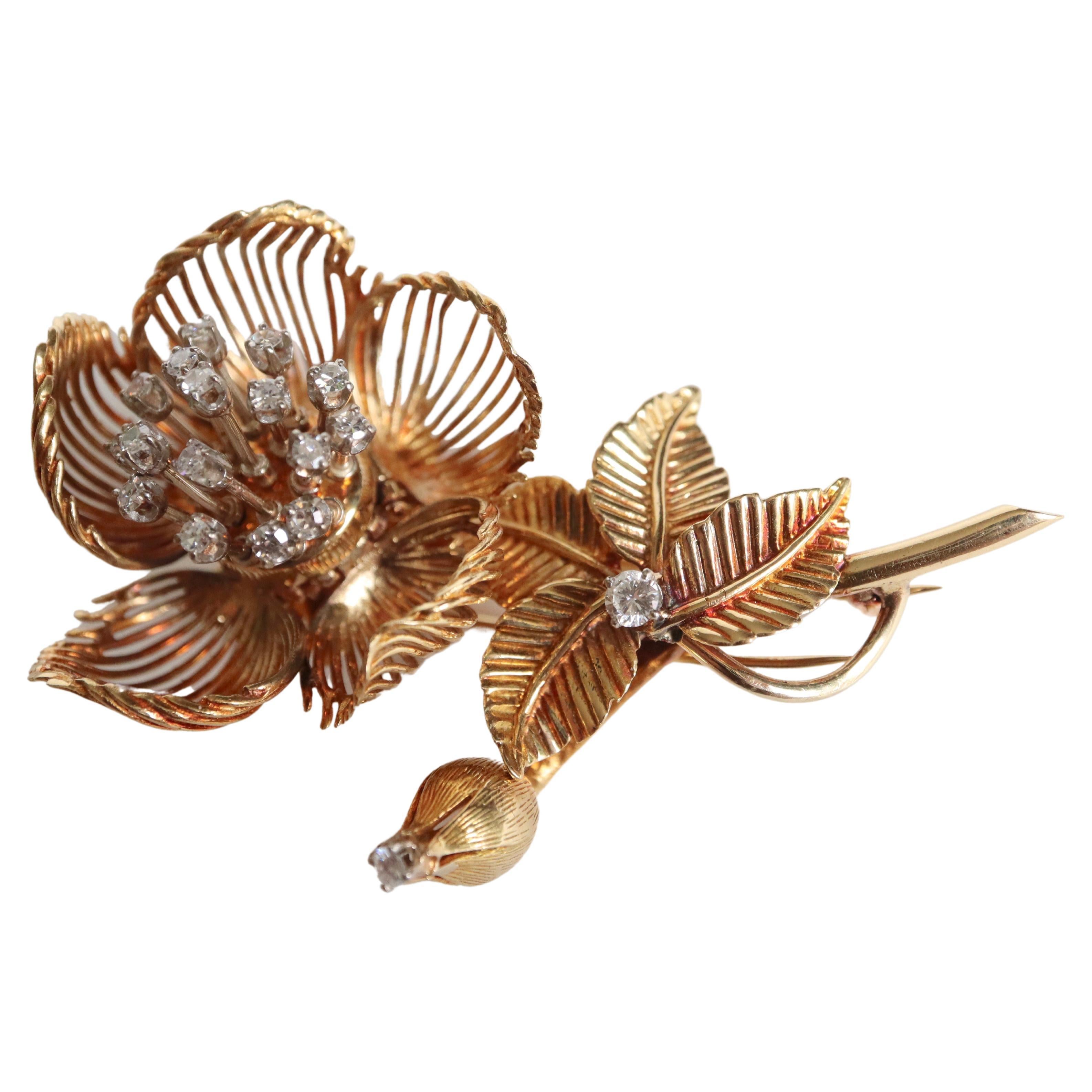 Brooch 1950 Flower in 18 Karat Yellow Gold and Diamonds articulated For Sale