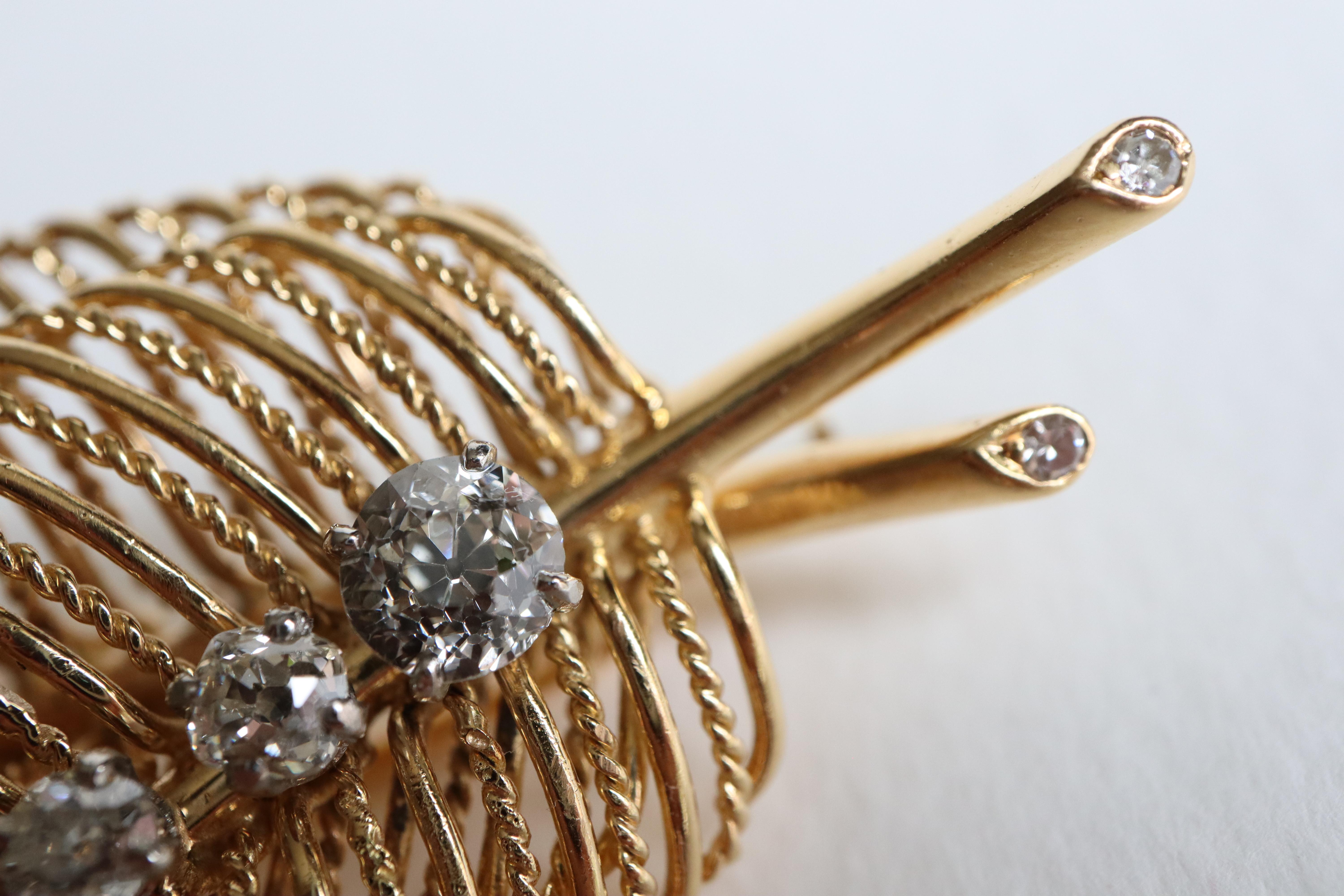 Brilliant Cut Brooch 1950s Leaf Pattern 18 Karat Yellow Gold 18 KT and Diamonds 1.5 Carats For Sale