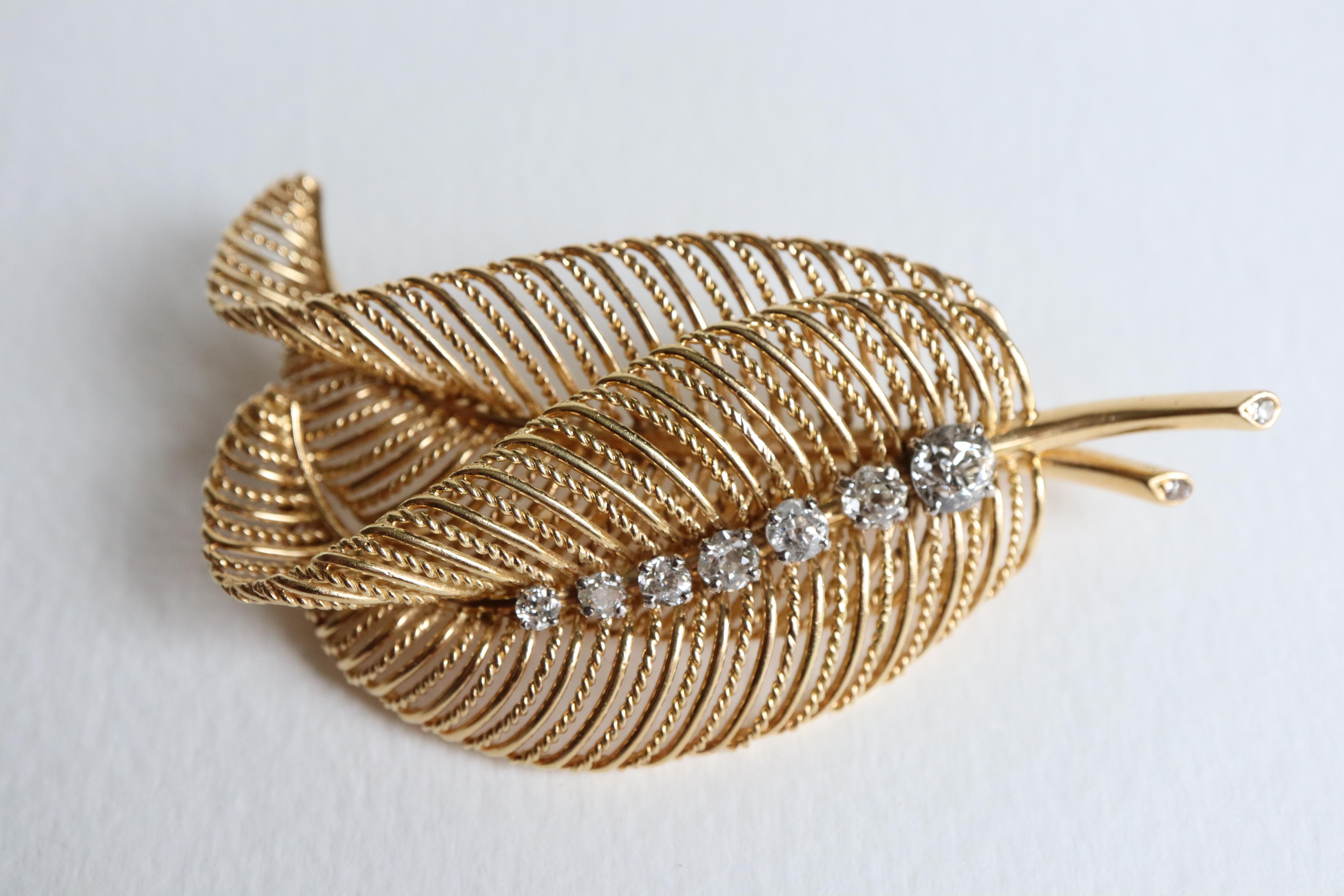 Brooch 1950s Leaf Pattern 18 Karat Yellow Gold 18 KT and Diamonds 1.5 Carats In Good Condition For Sale In Paris, FR