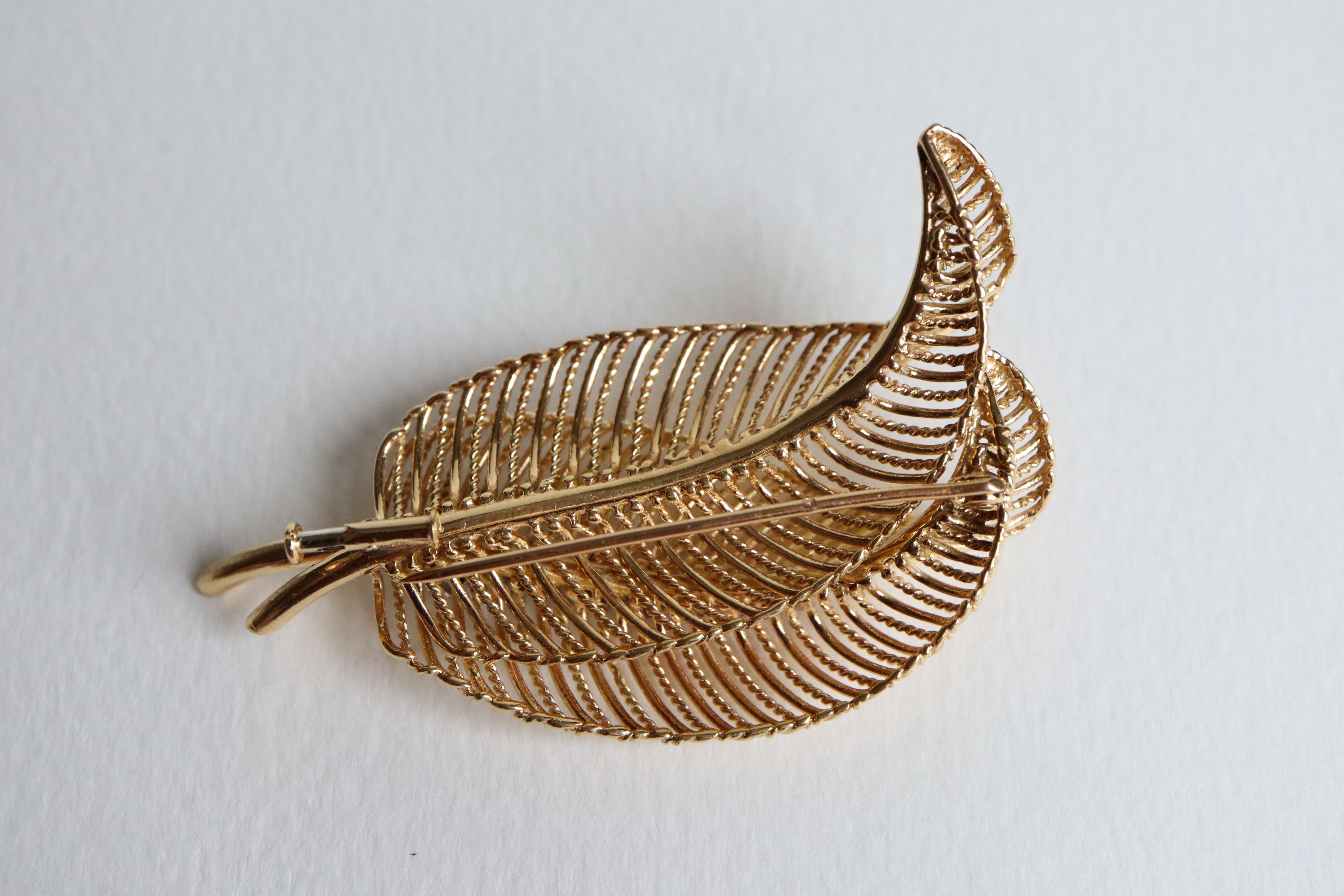 Women's or Men's Brooch 1950s Leaf Pattern 18 Karat Yellow Gold 18 KT and Diamonds 1.5 Carats For Sale