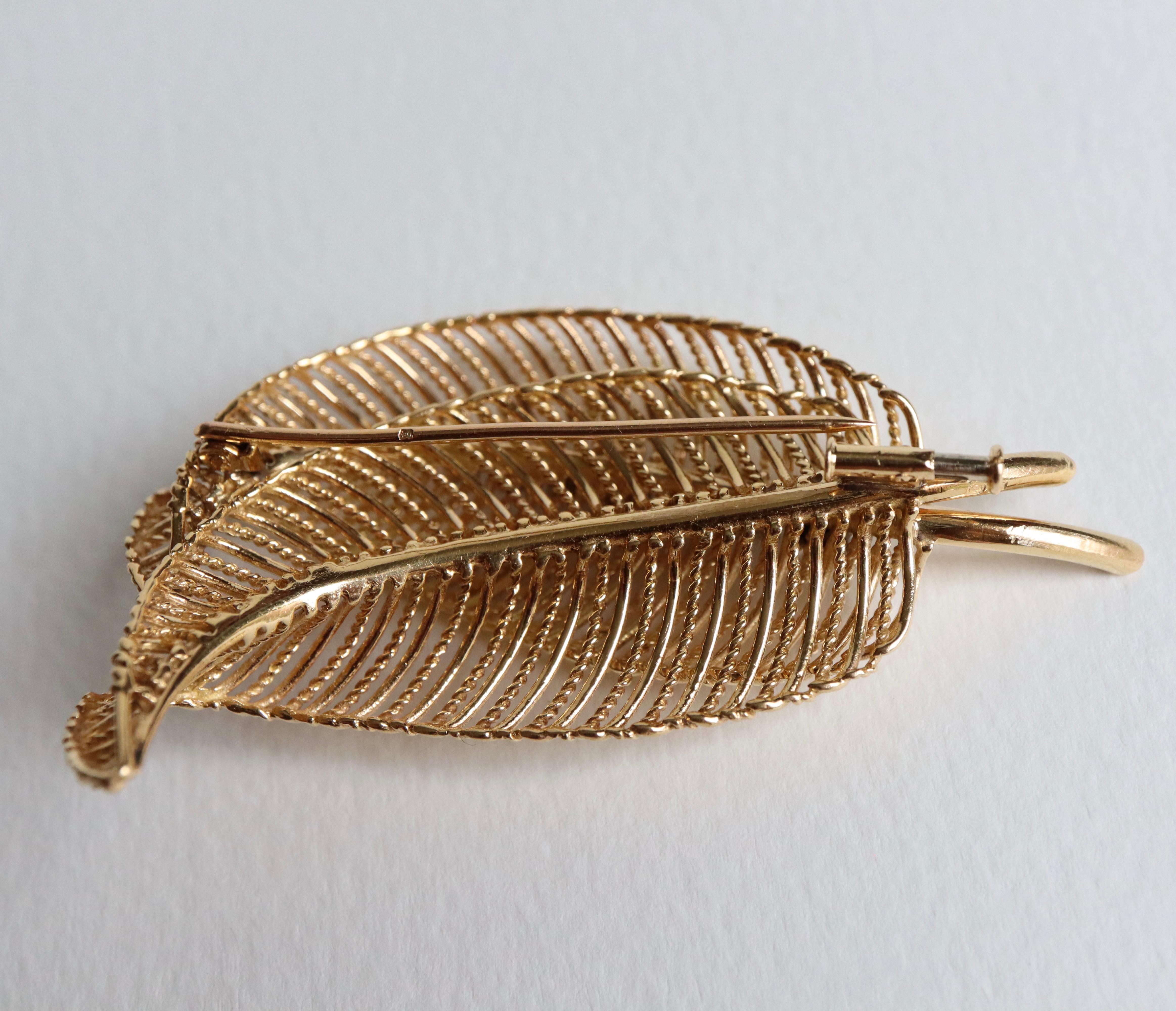 Brooch 1950s Leaf Pattern 18 Karat Yellow Gold 18 KT and Diamonds 1.5 Carats For Sale 1