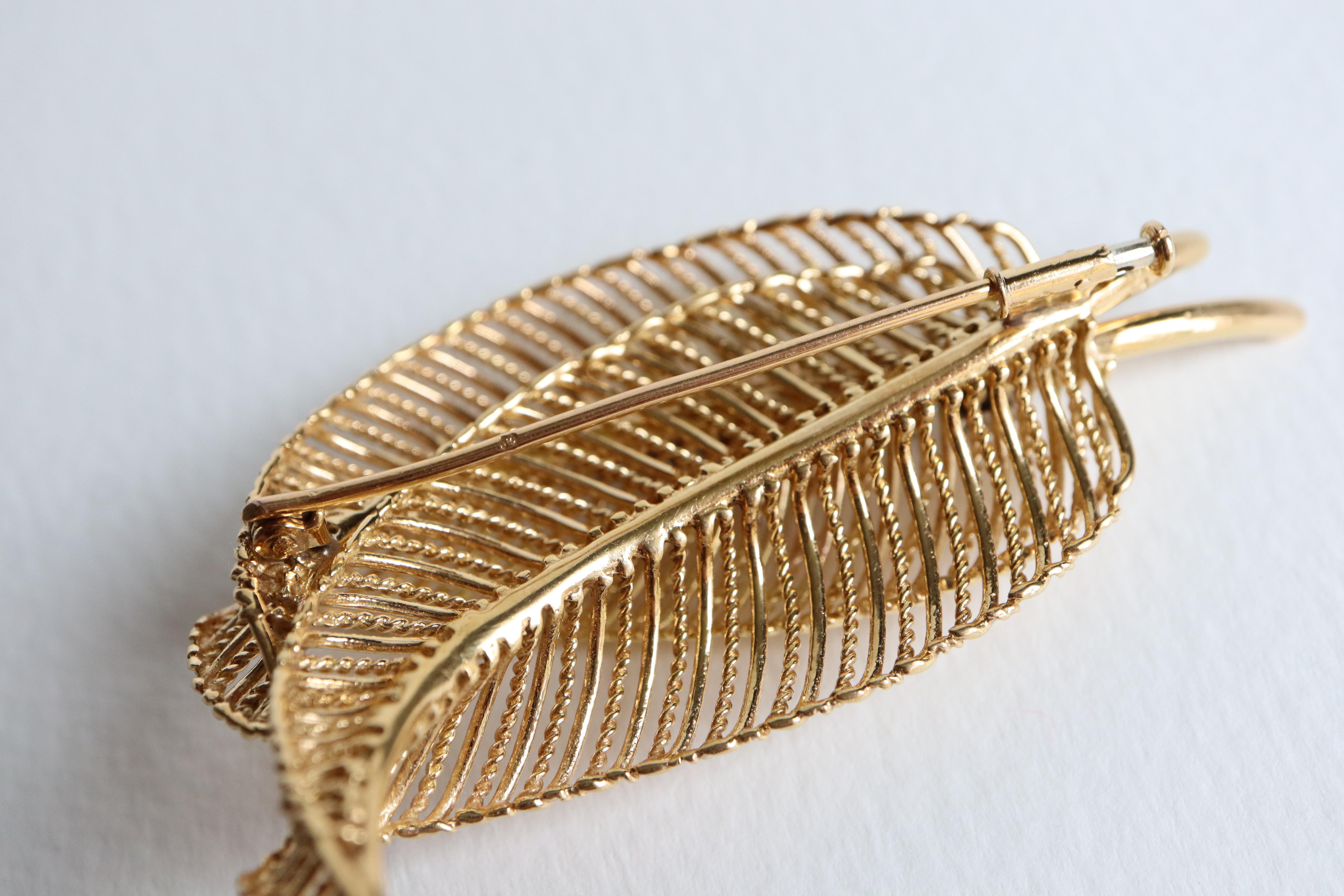 Brooch 1950s Leaf Pattern 18 Karat Yellow Gold 18 KT and Diamonds 1.5 Carats For Sale 2