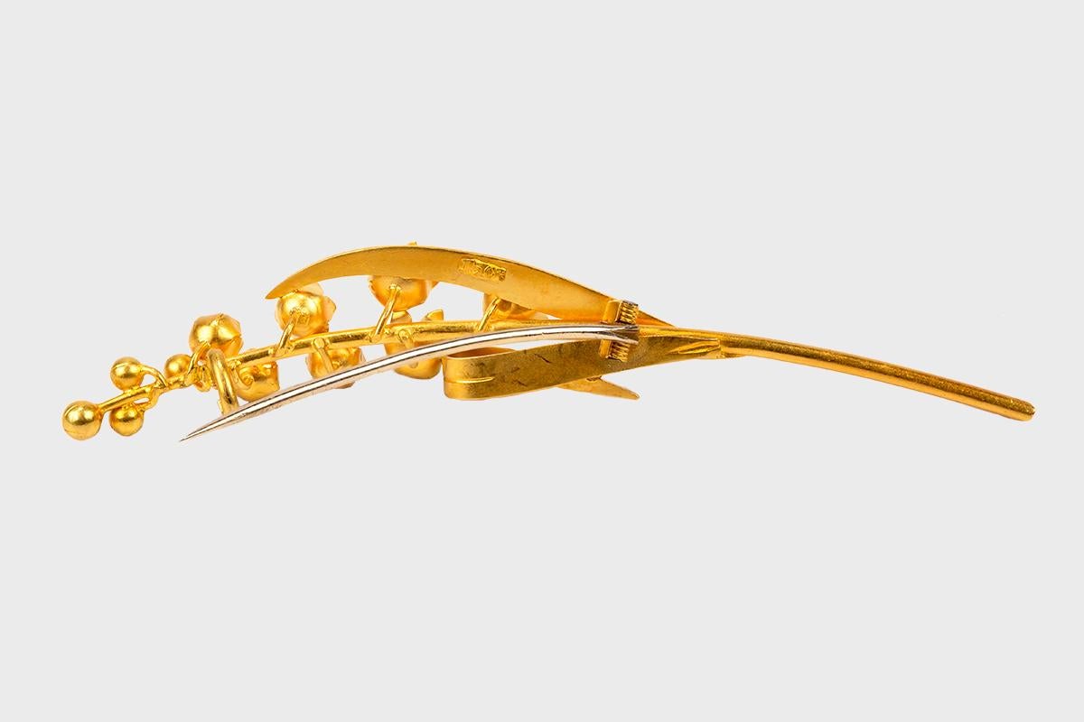 A finely made brooch from late 19th century in the form of a Lily of the Valley spray. In perfect unworn condition and in 15 carat yellow gold with a very soft patina. Fitted in its original case.
Measures 85mm in length x 35mm in height at