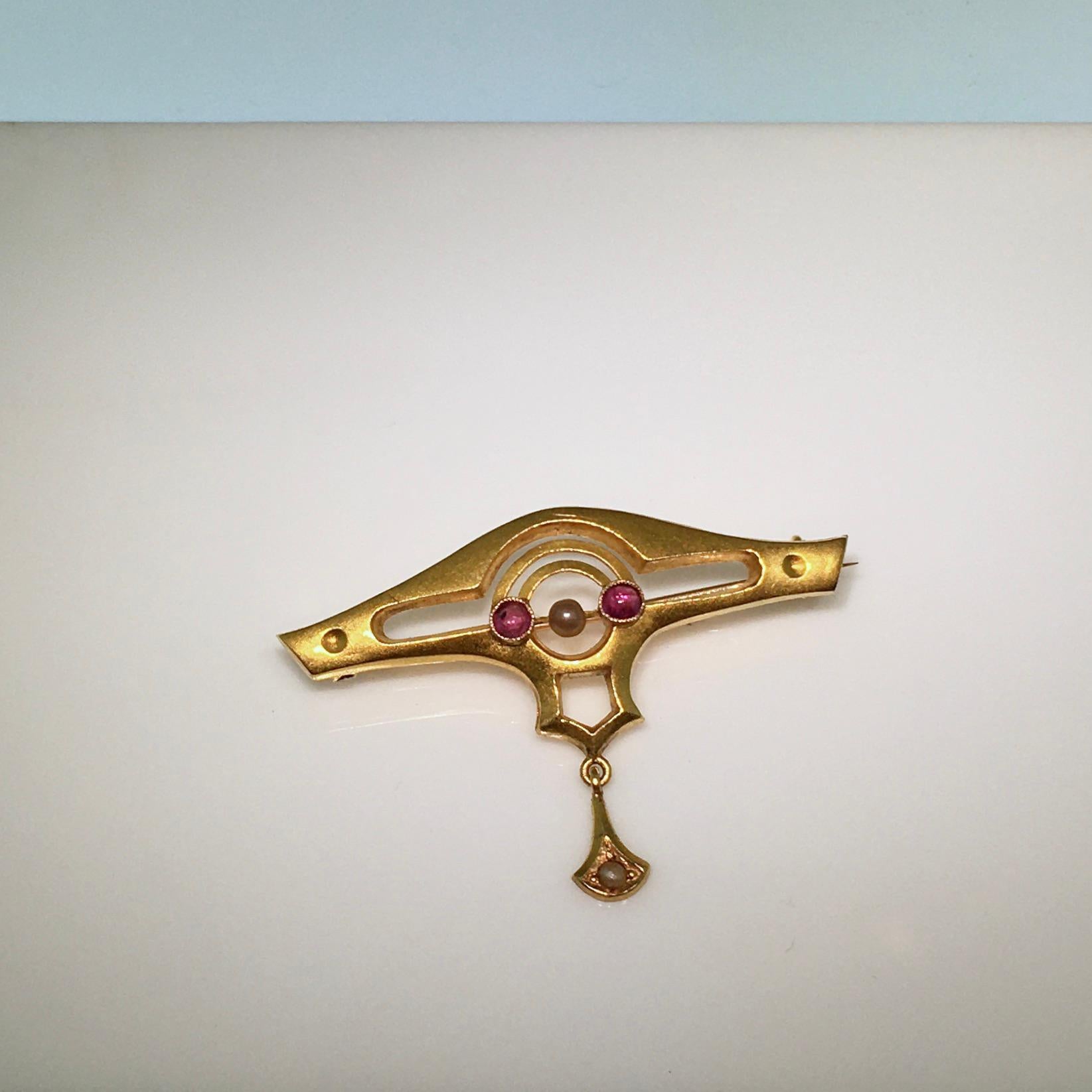 Gold brooch, Art Nouveau style, Antique, set with ruby and pearls.
It is not only the shape, but pay special attention to the finish of the brooch. The sophisticated matting gives it a mysterious look. This shape is clearly one from the period when