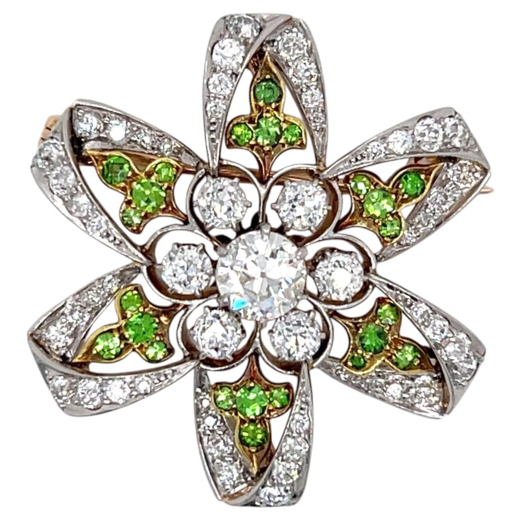 BROCHE « Belle Époque » : fleur en diamants et grenat démantoïde, en platine et or 18 carats. en vente