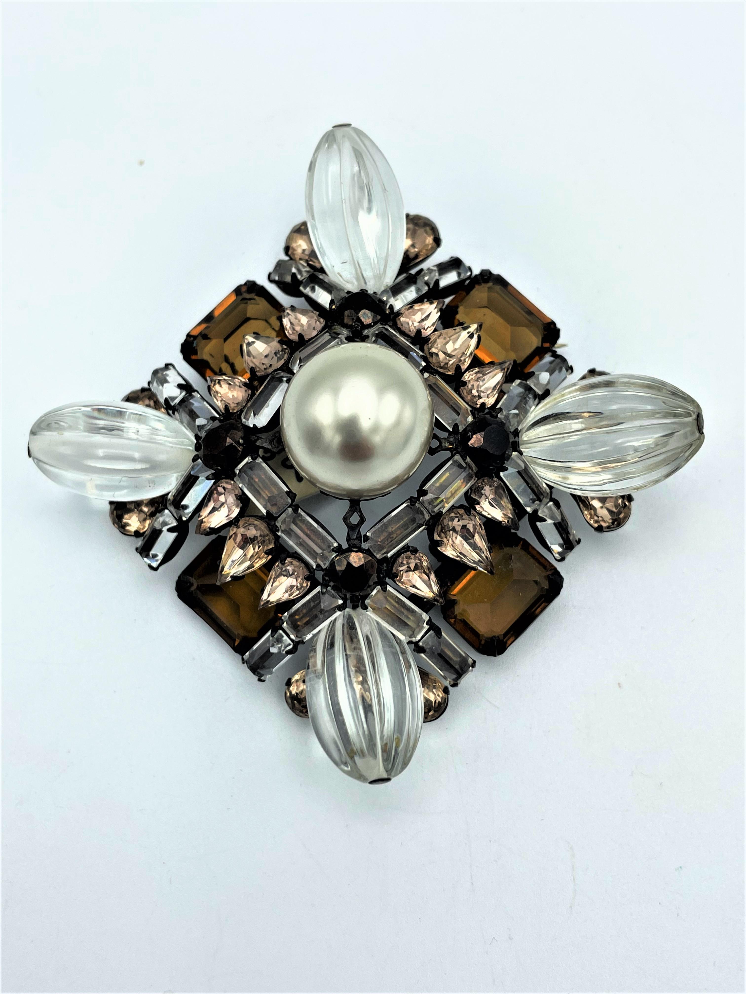 Brosche von H. Schreiner NY aus den 1950er Jahren, Topasfarbene geschliffene Strasssteine (Gemischter Schliff) im Angebot