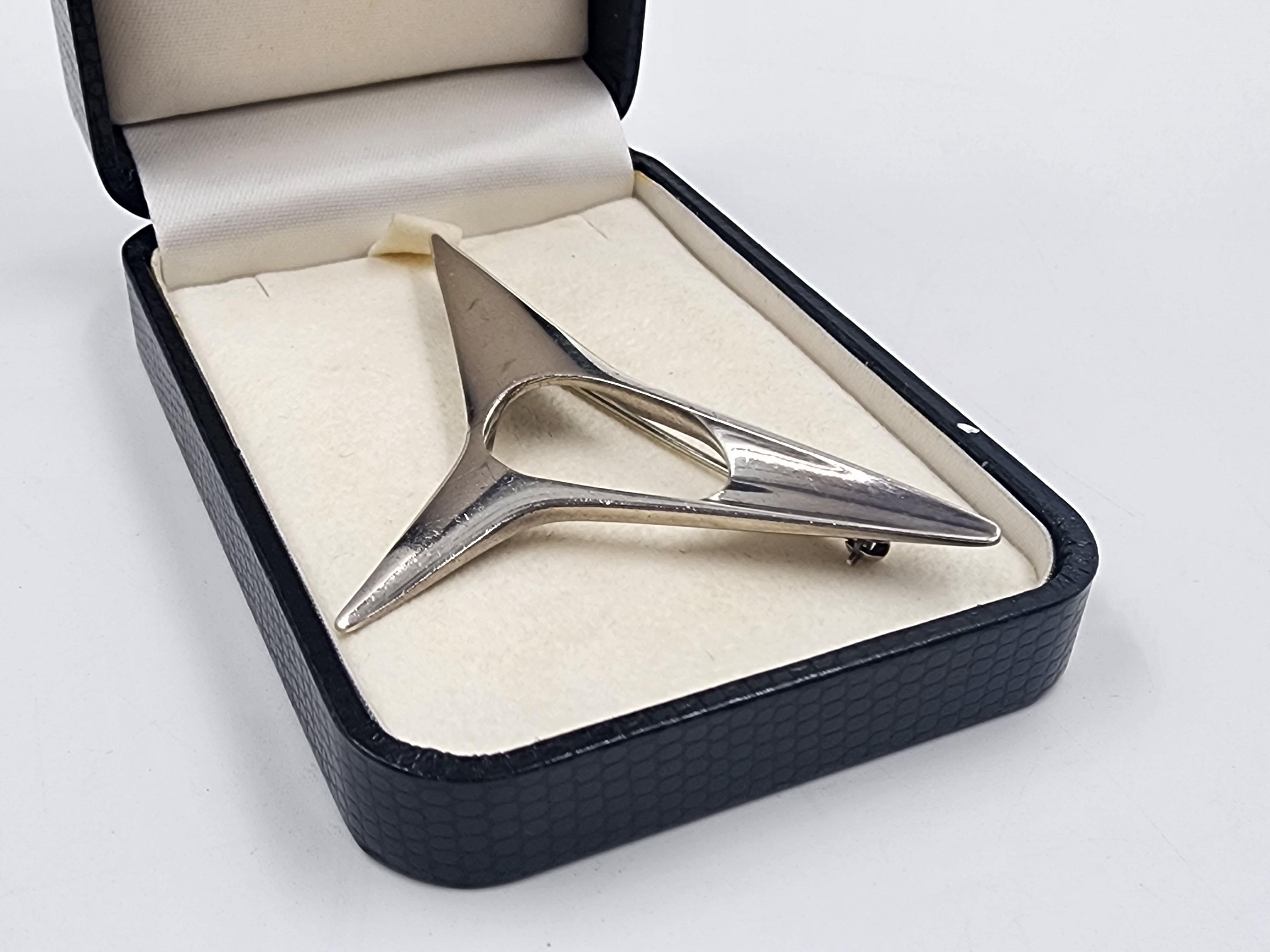 Brooch by Henning Koppel for Georg Jensen Denmark in sterling silver
This triangular brooch, designed by Danish master Henning Koppel for Georg Jensen, is a perfect example of the minimalist and functional aesthetic that characterized