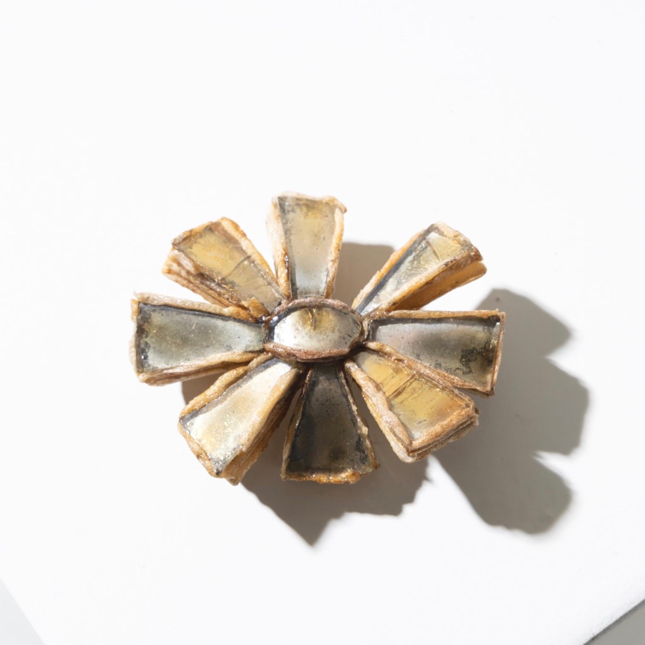 This brooch by Line Vautrin, made of beige Talosel hand-sculpted by scarification, recalls the delicate and elegant shape of a daisy flower. The beauty of this brooch is not only in its shape, but also in the details that compose it. Eight small