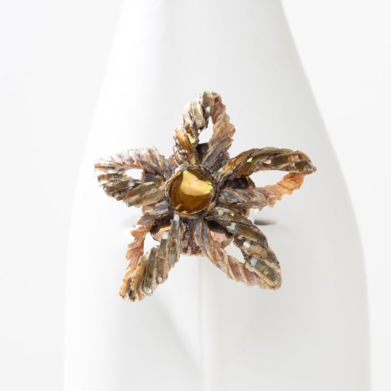 Broche Vintage En Métal Doré Avec Motif Type Talosel - Signée | Occasion