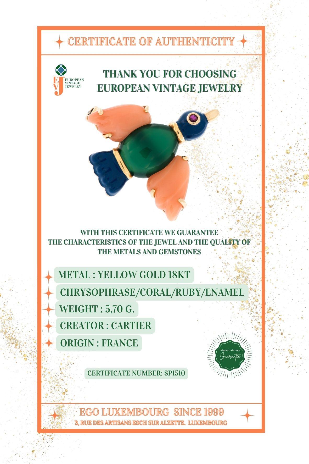 Brooch CARTIER Bird, Yellow Gold, Rose Coral, Chrysoprase, Ruby, Blue Enamel For Sale 5