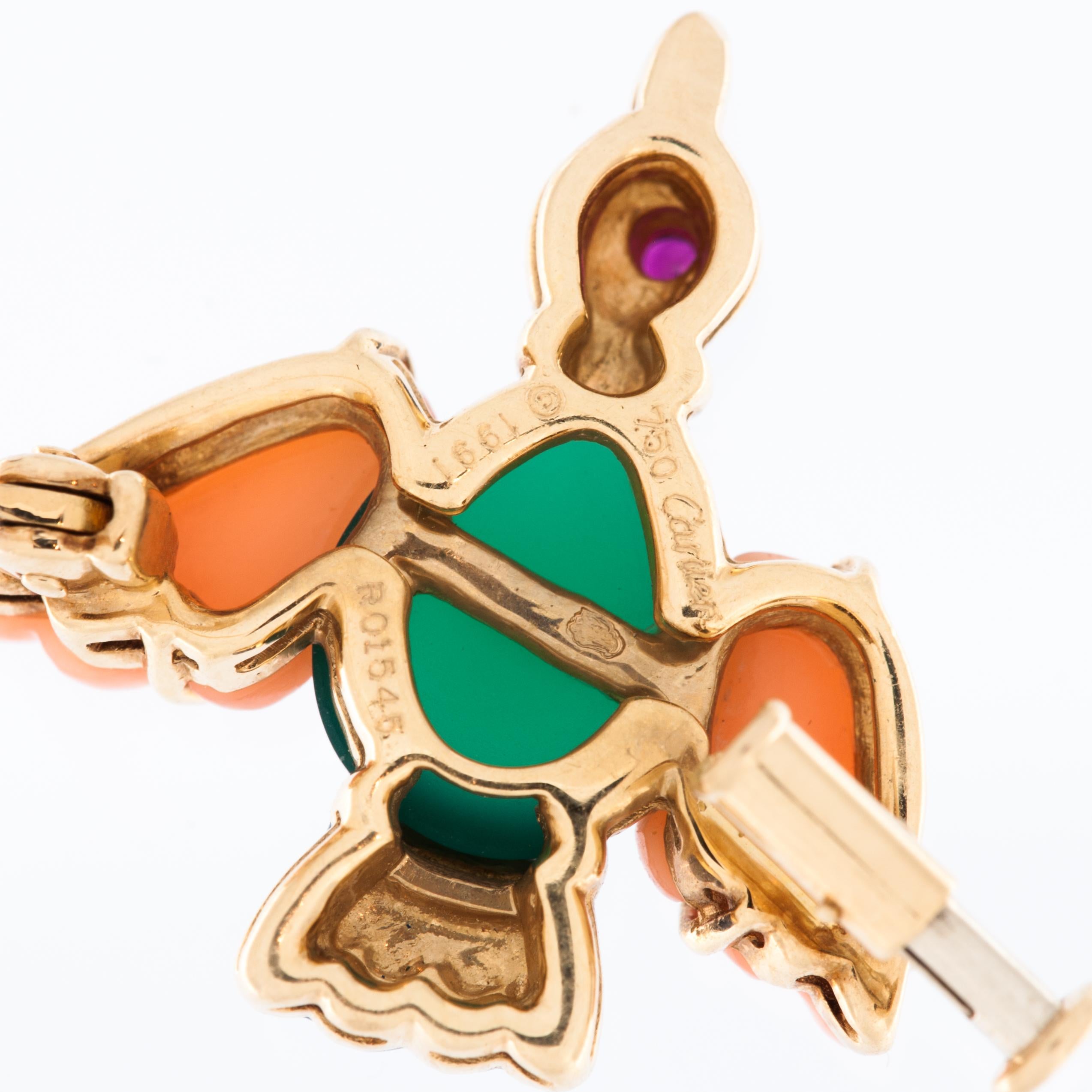 Brooch CARTIER Bird, Yellow Gold, Rose Coral, Chrysoprase, Ruby, Blue Enamel In Excellent Condition For Sale In Esch-Sur-Alzette, LU