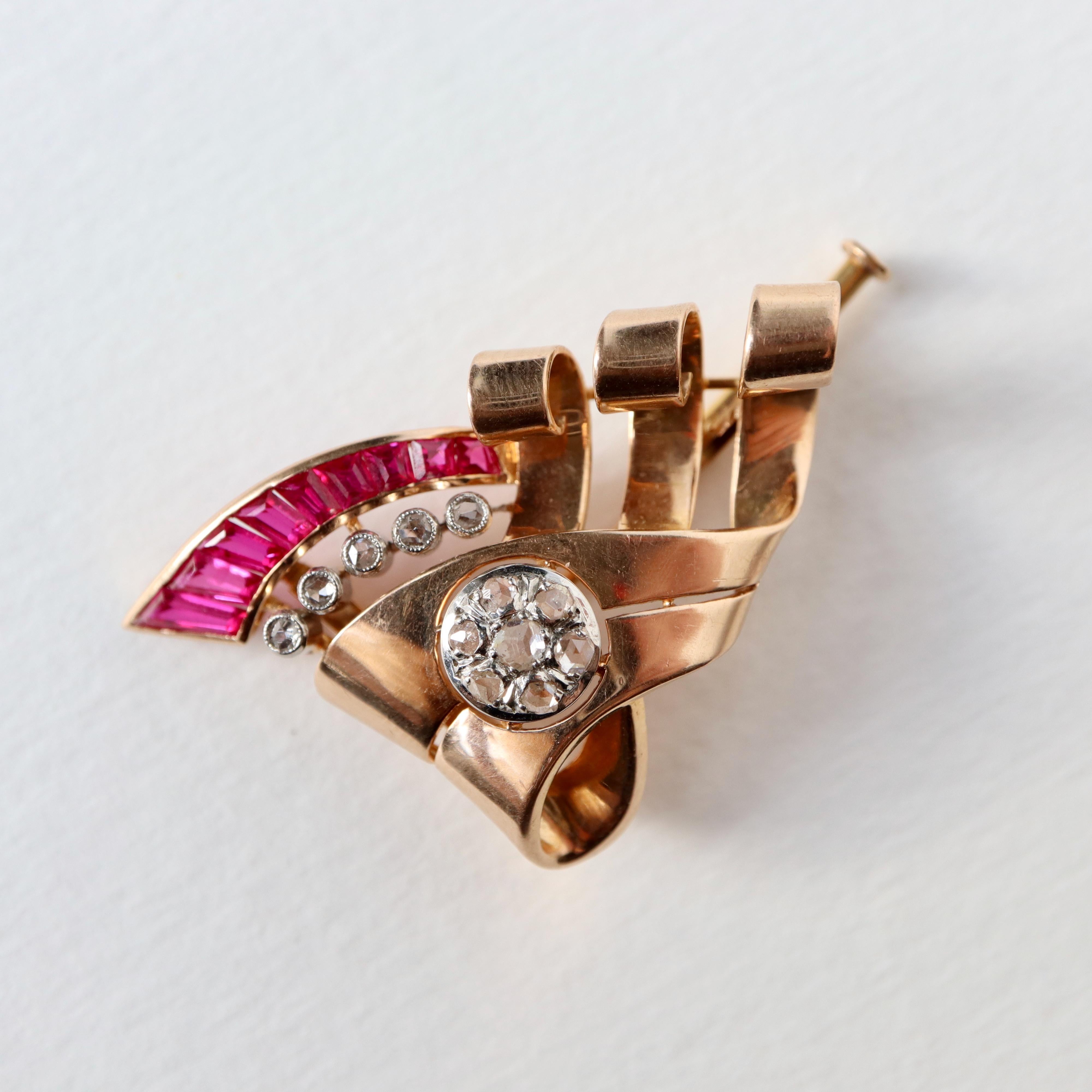 Brooch circa 1940 in 18 Kt gold, rubies diamonds In Good Condition For Sale In Paris, FR